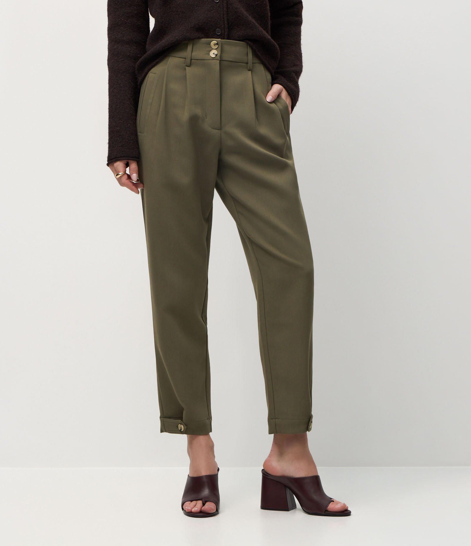 Calça Cenoura de Alfaiataria com Detalhe na Barra e Botões no Cós Verde 3