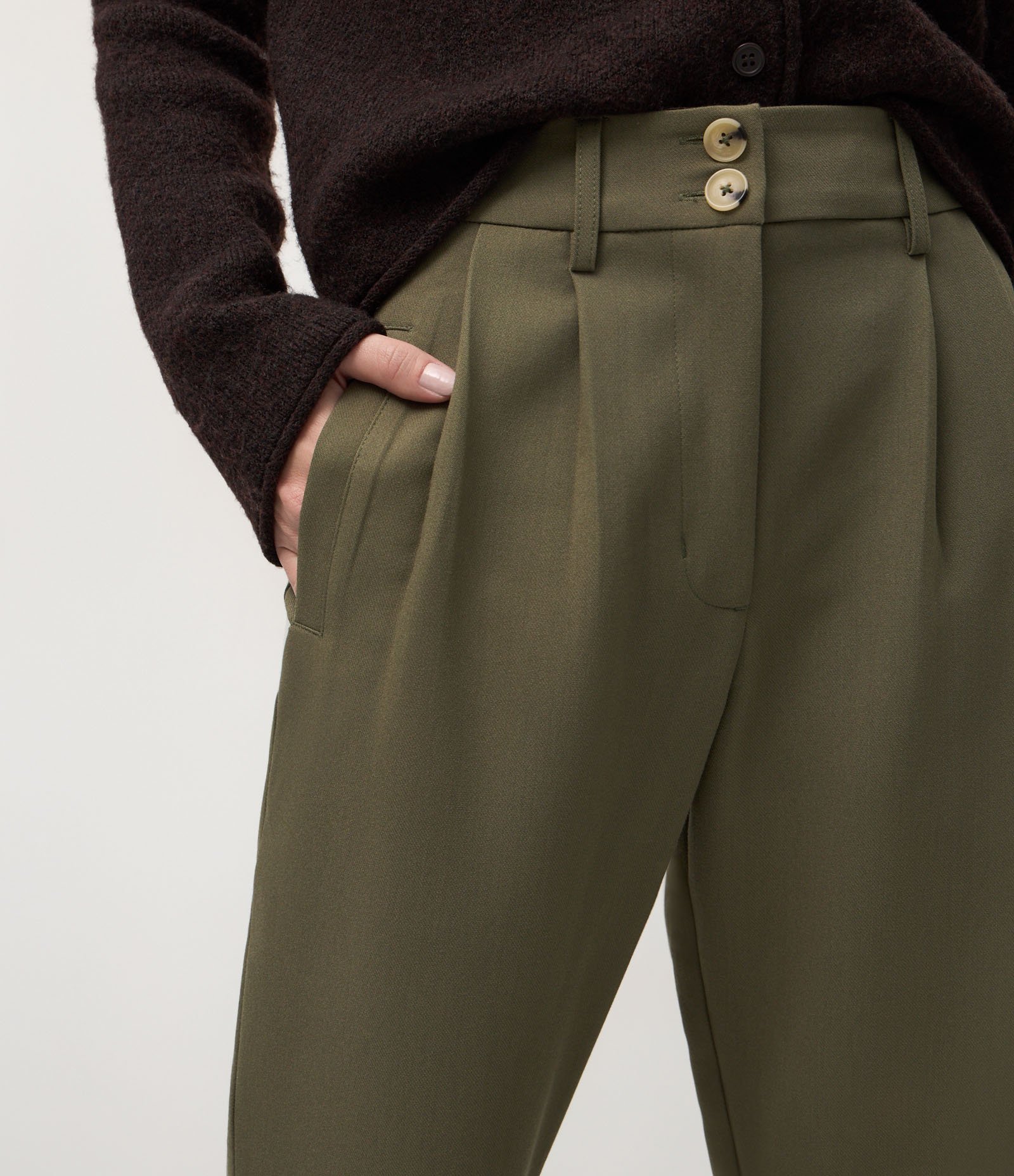 Calça Cenoura de Alfaiataria com Detalhe na Barra e Botões no Cós Verde 4