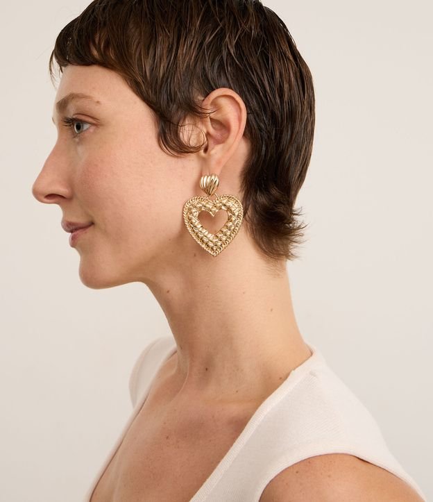 Brinco Médio em Metal com Pingente Coração