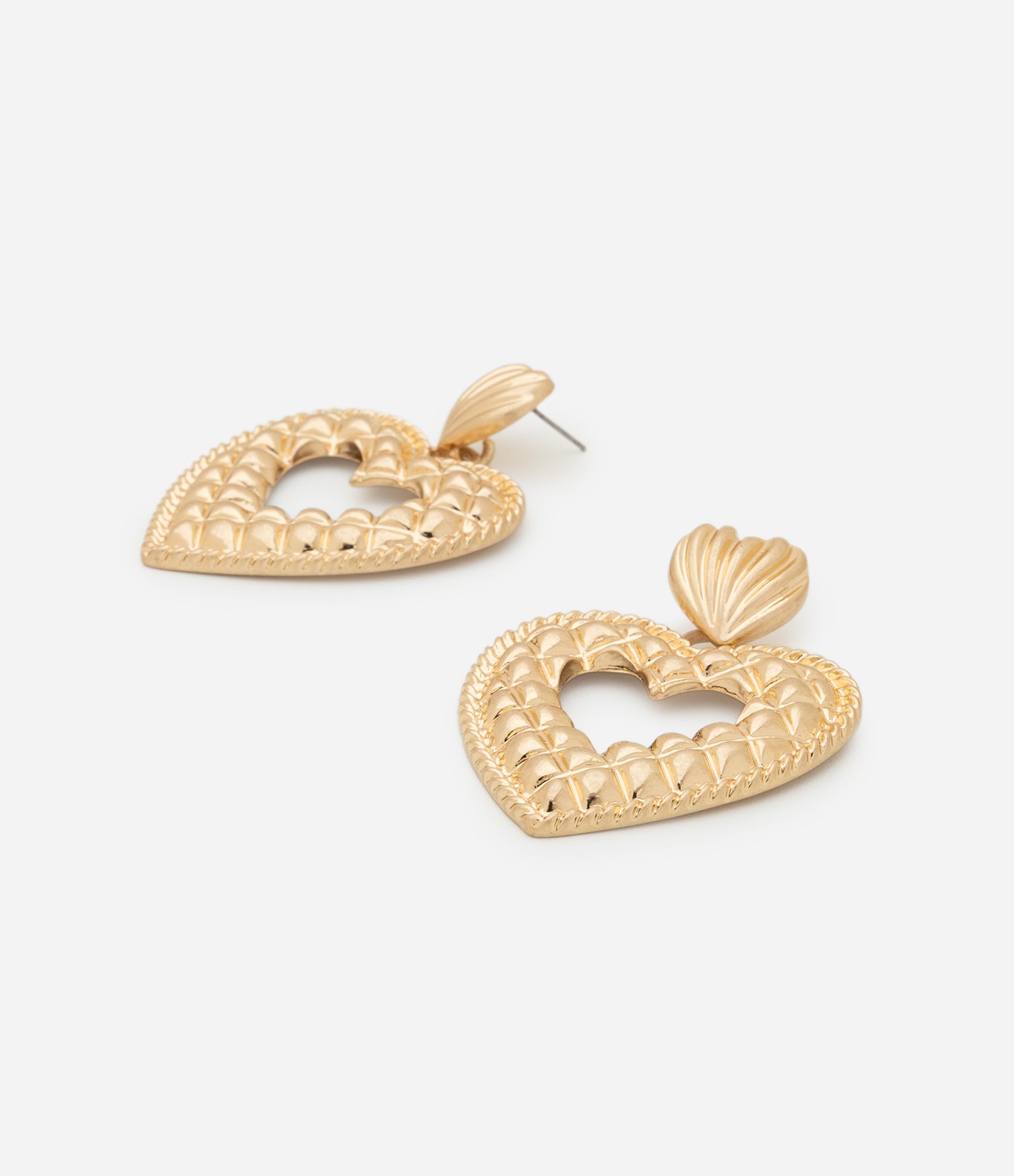 Brinco Médio em Metal com Pingente Coração Dourado 2