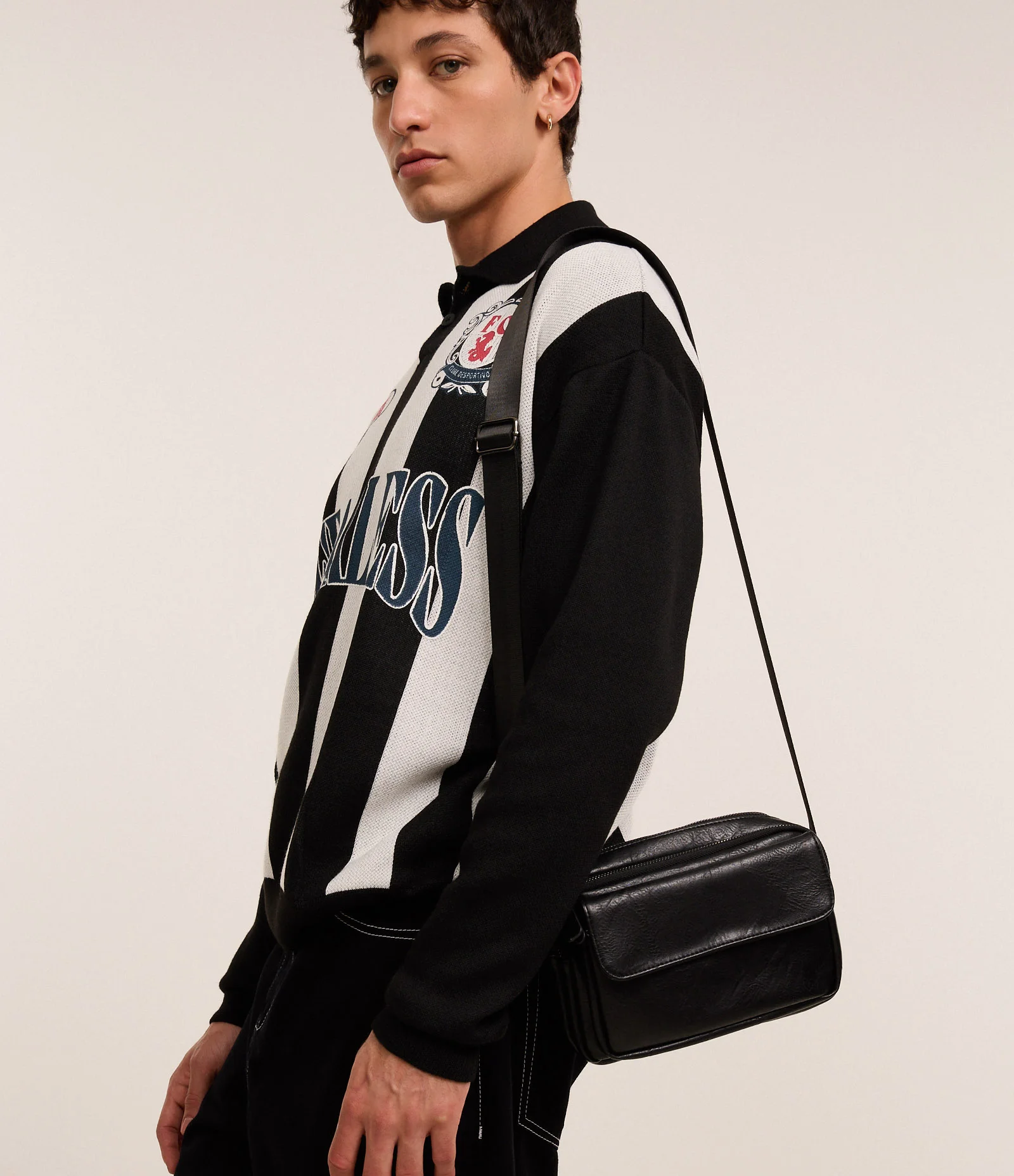 Bolsa Shoulder Bag em PU com Bolso Flap Preto 1