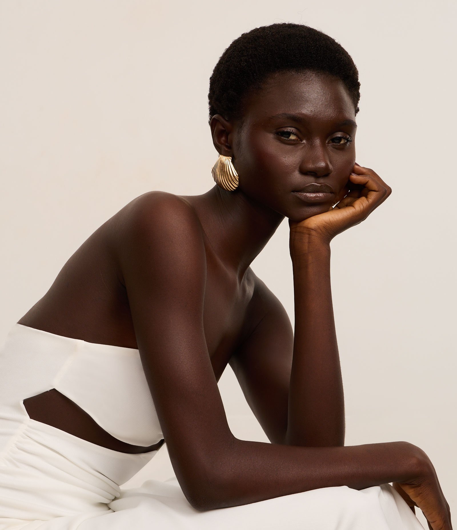 Brinco Médio de Concha Dourado 4