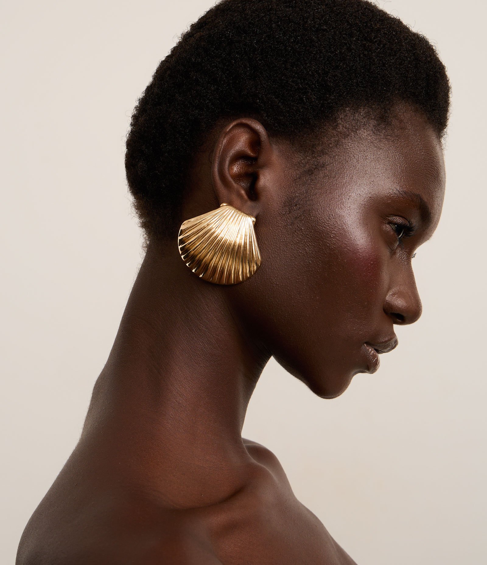 Brinco Médio de Concha Dourado 1