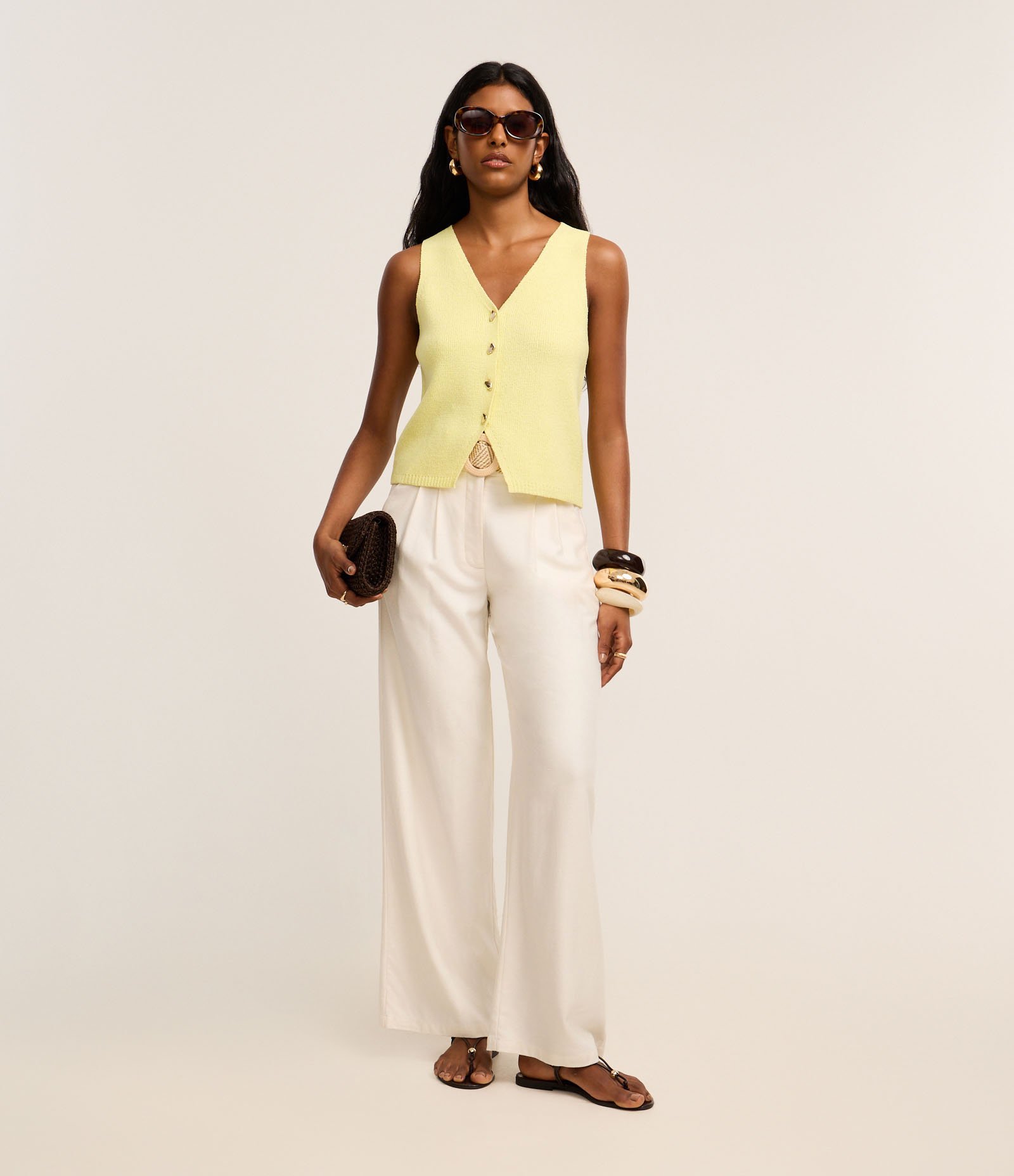 Blusa Texturizada em Tricô com Decote V e Botões Irregulares Verde 2