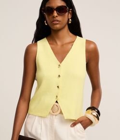 Blusa Texturizada em Tricô com Decote V e Botões Irregulares