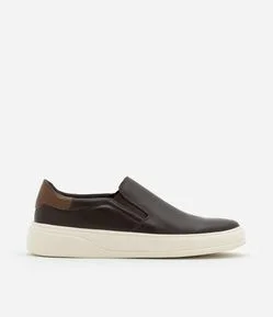 Tênis Slip On em Couro com Recortes
