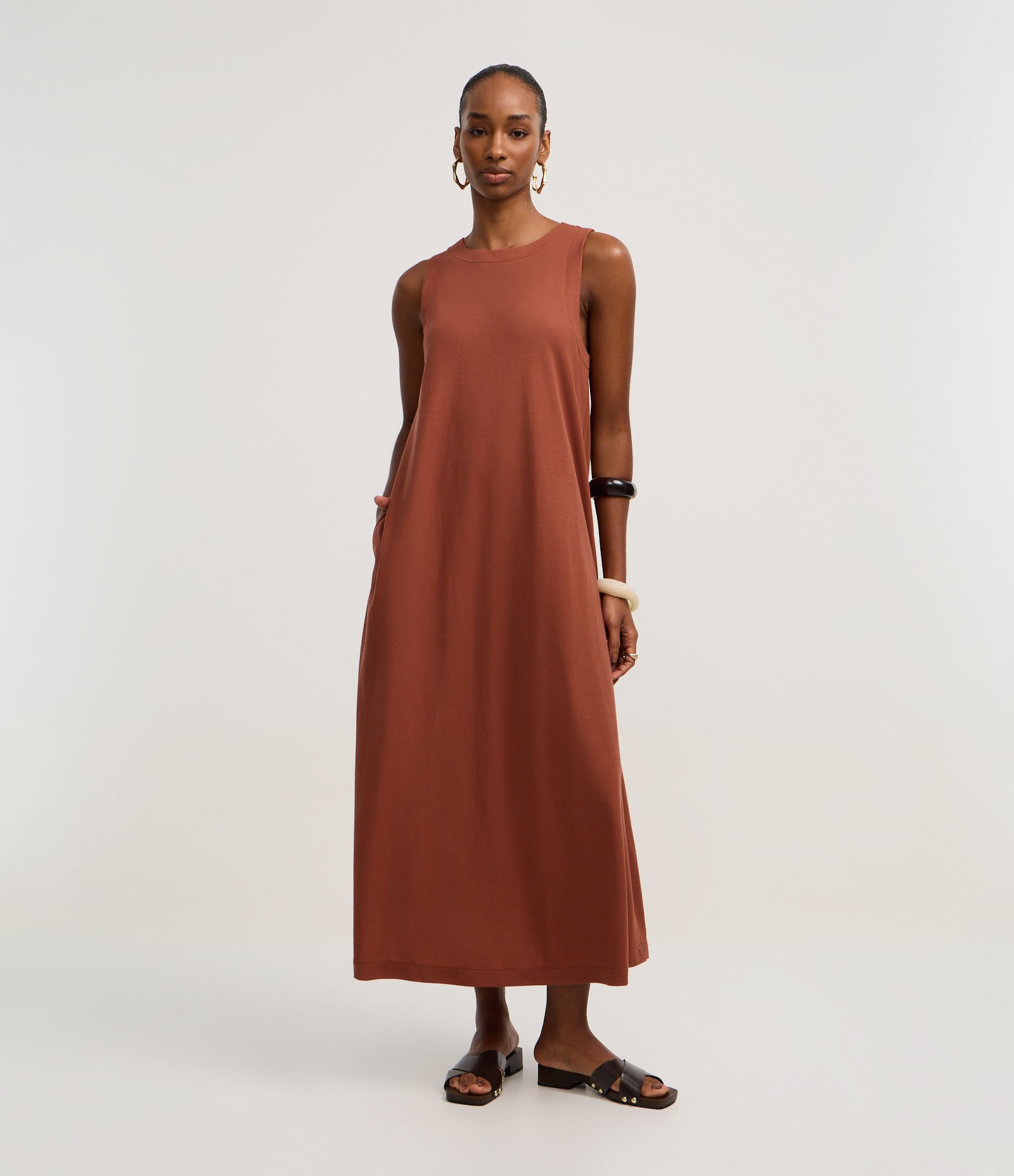Vestido Evasê Long Midi em Orly com Gola Redonda Marrom 1