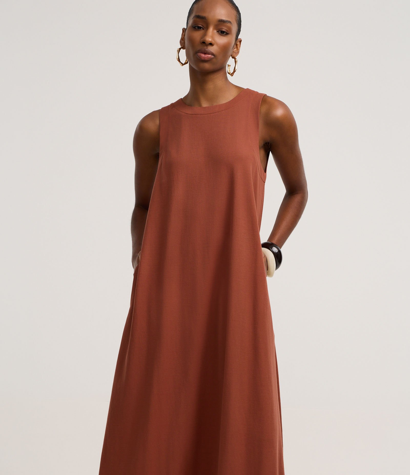 Vestido Evasê Long Midi em Orly com Gola Redonda Marrom 2