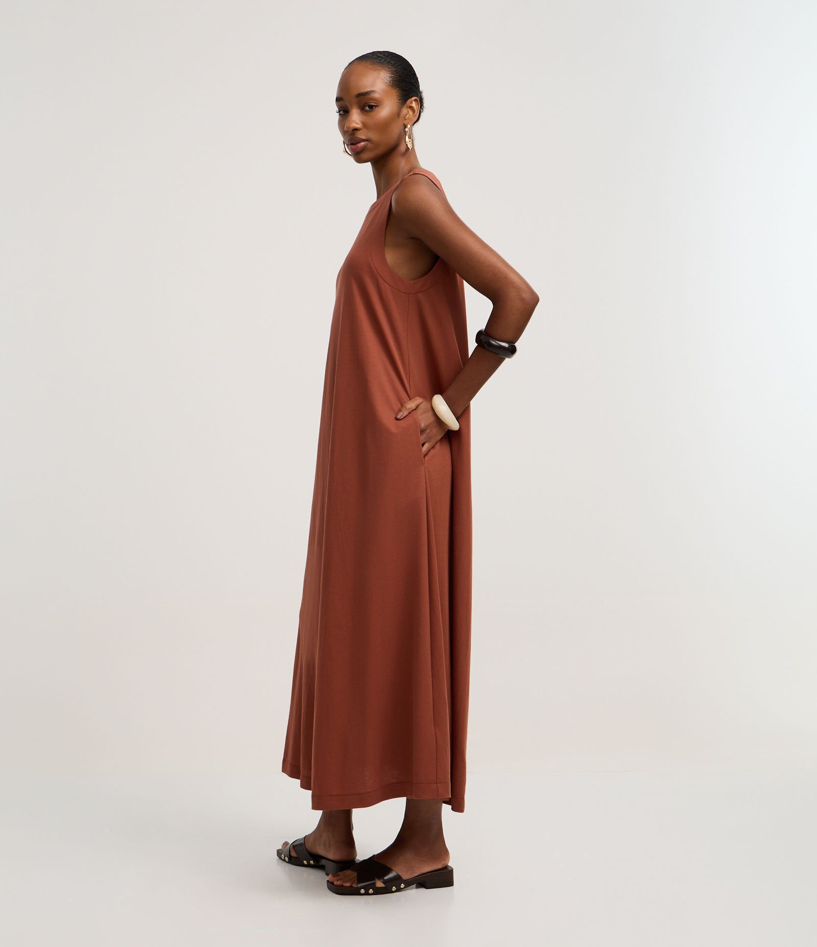 Vestido Evasê Long Midi em Orly com Gola Redonda Marrom 4