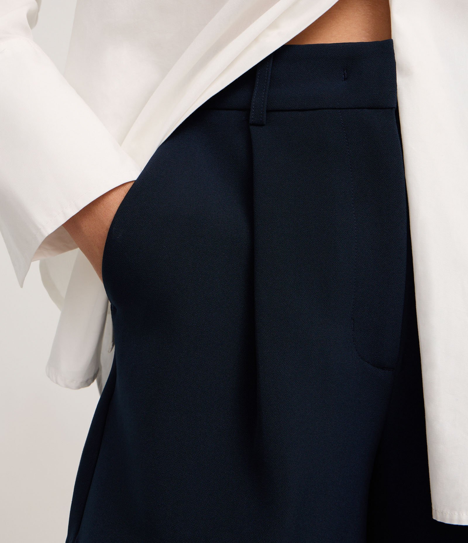 Short Alfaiatado Cintura Alta com Pregas e Lapela Azul Marinho 4