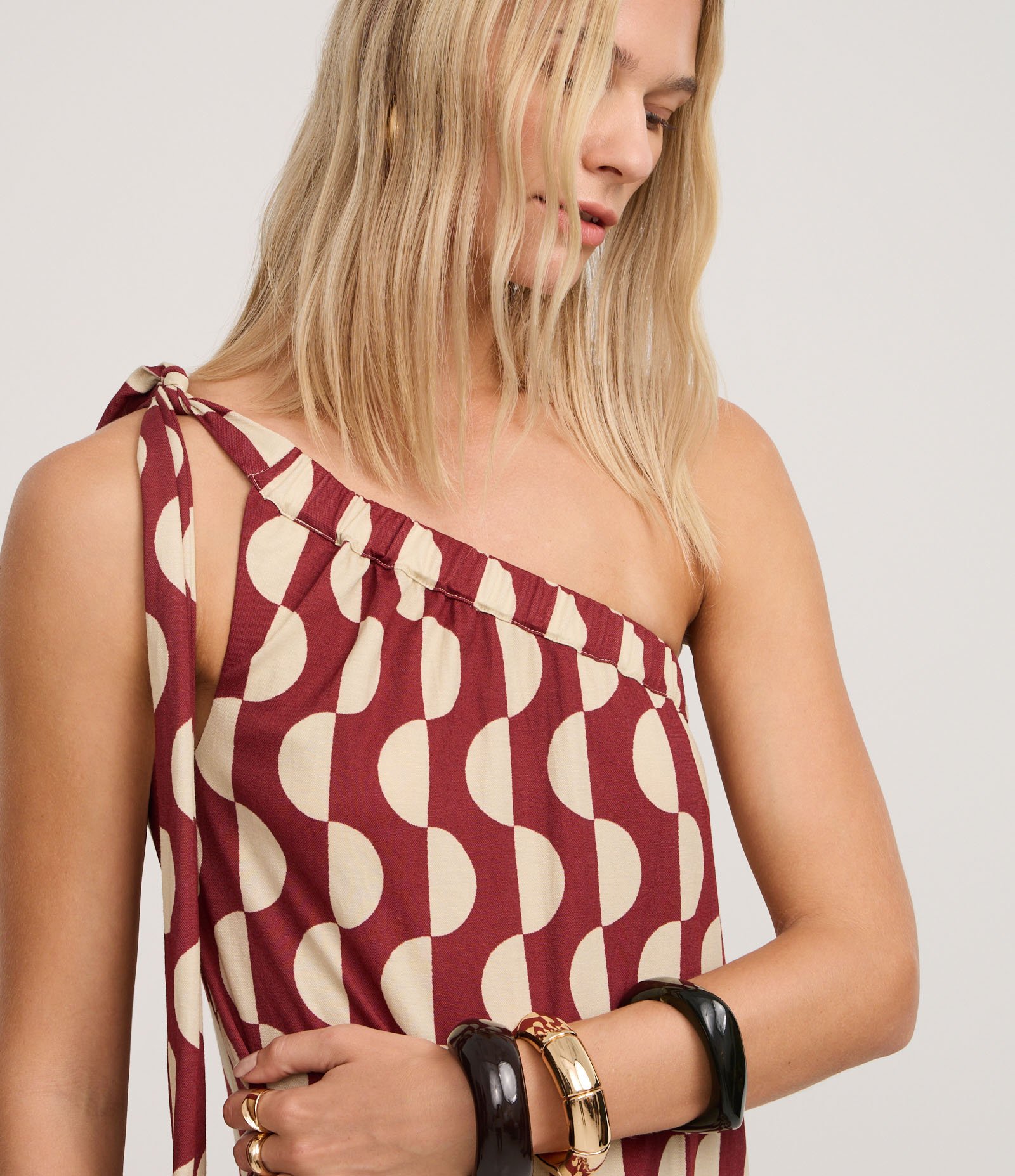 Vestido Long Midi Ombro Só em Orly com Estampa Geométrica Vermelho/Branco 3