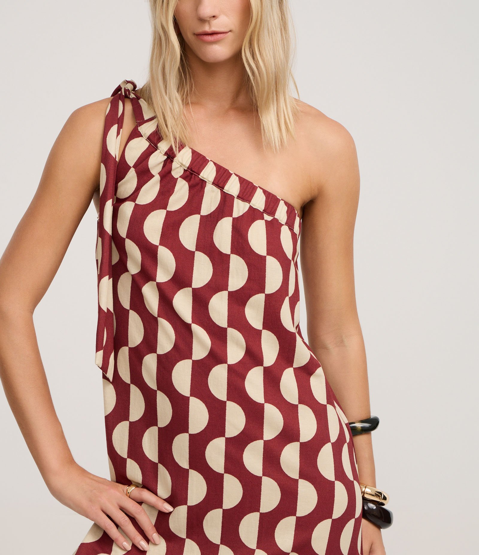 Vestido Long Midi Ombro Só em Orly com Estampa Geométrica Vermelho/Branco 4