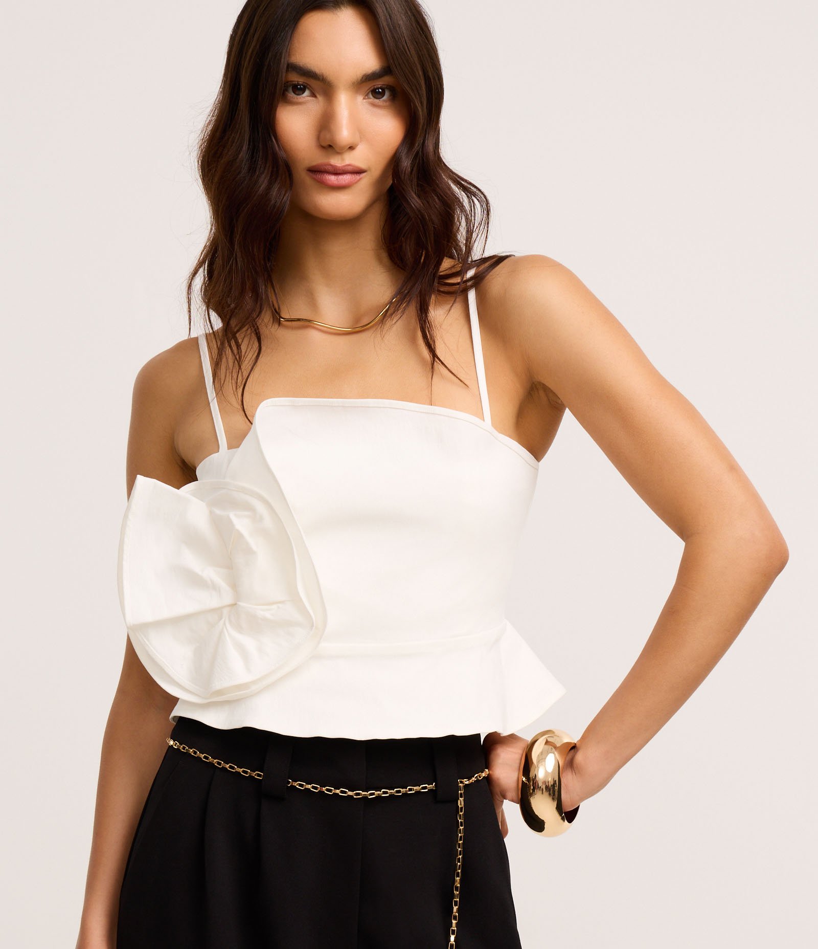 Blusa Peplum Cropped em Bengaline com Flor de Tecido Off White 1