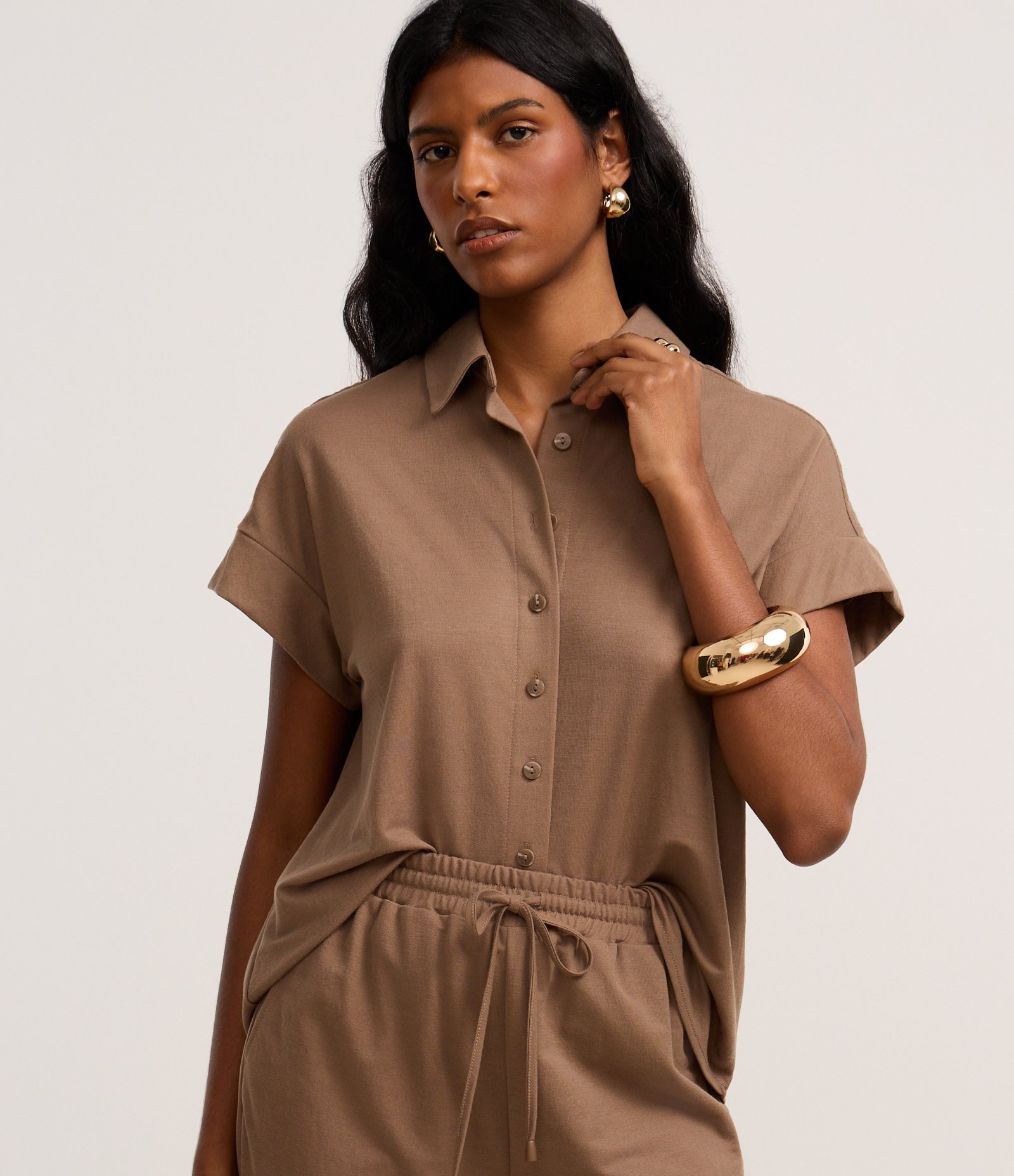 Camisa Texturizada em Orly com Recorte na Manga Marrom 1