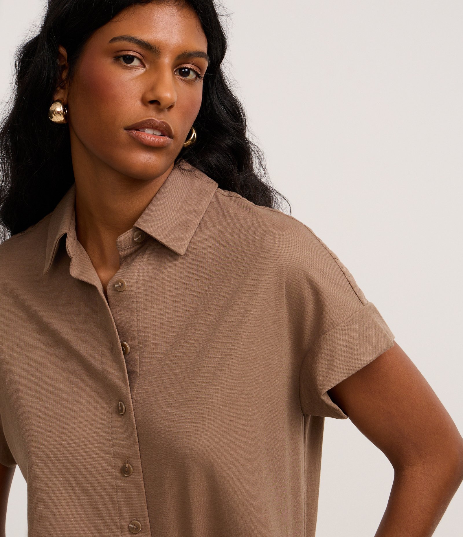 Camisa Texturizada em Orly com Recorte na Manga Marrom 3