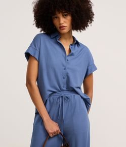 Camisa Texturizada em Orly com Recorte na Manga