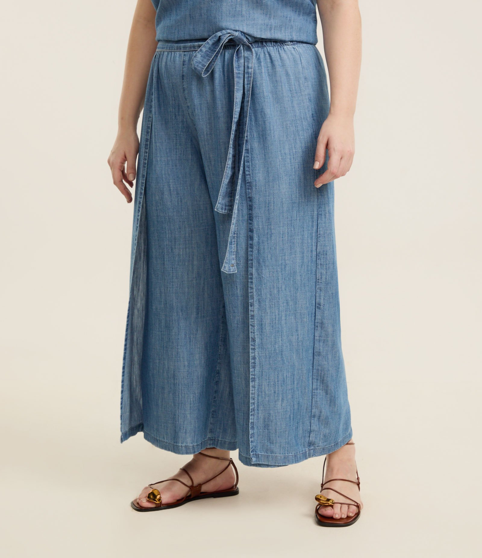 Calça Pantacourt em Jeans com Sobreposição Curve & Plus Size Azul 2