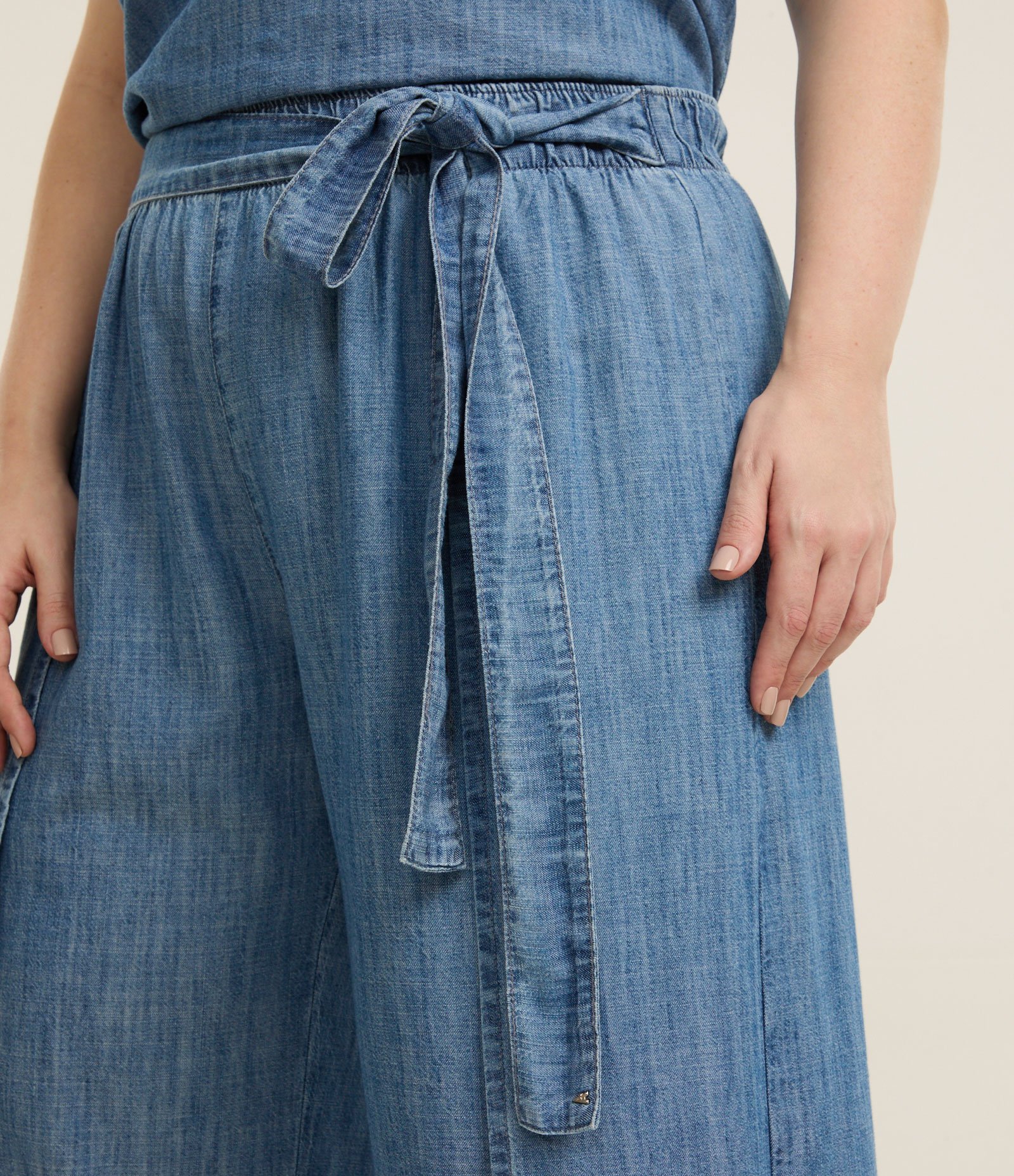 Calça Pantacourt em Jeans com Sobreposição Curve & Plus Size Azul 3