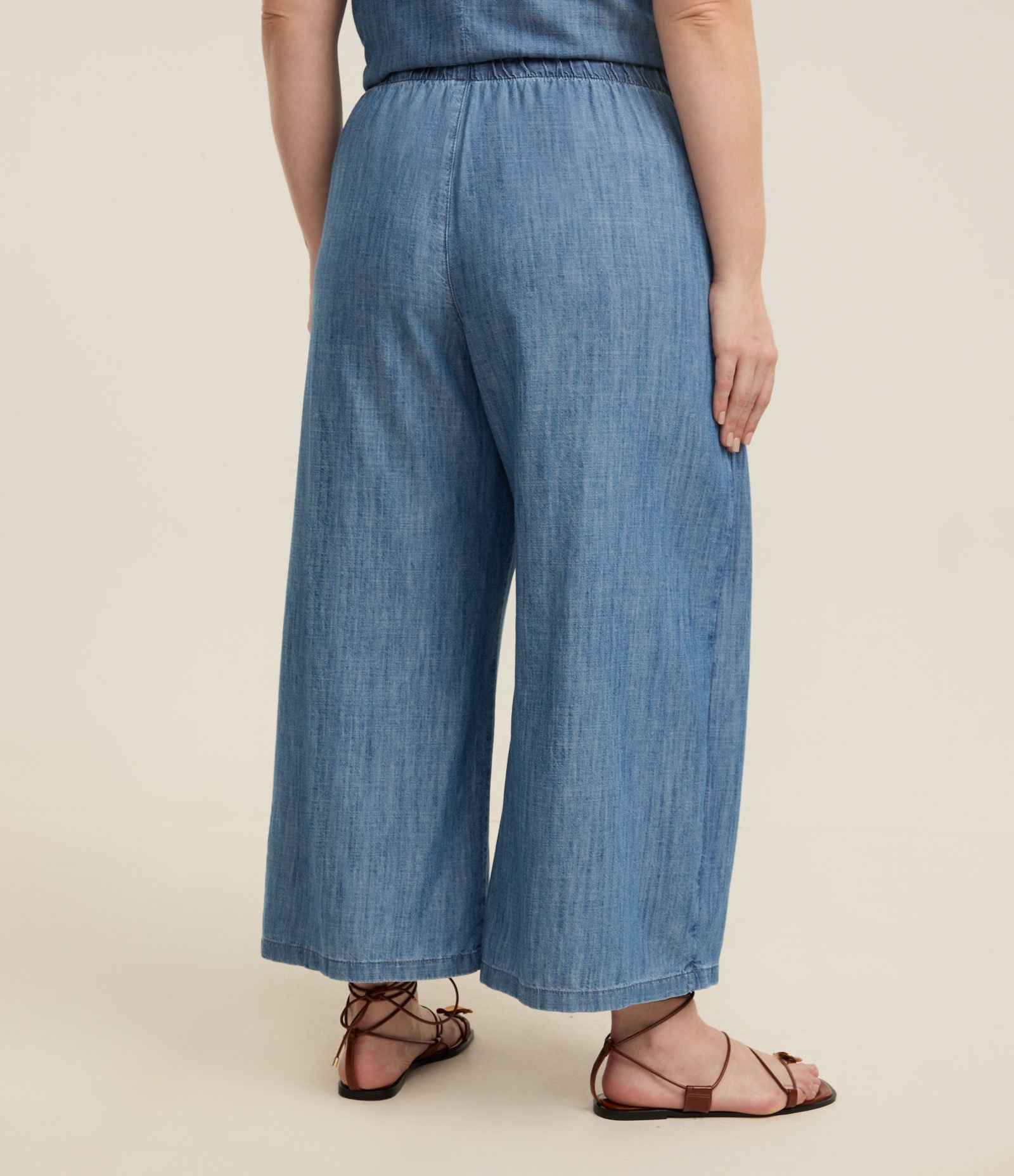 Calça Pantacourt em Jeans com Sobreposição Curve & Plus Size Azul 4