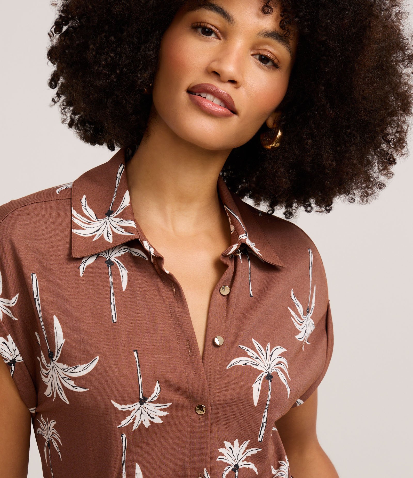 Vestido Chemise New Midi  em Viscose com Estampa Coqueiros Marrom 3