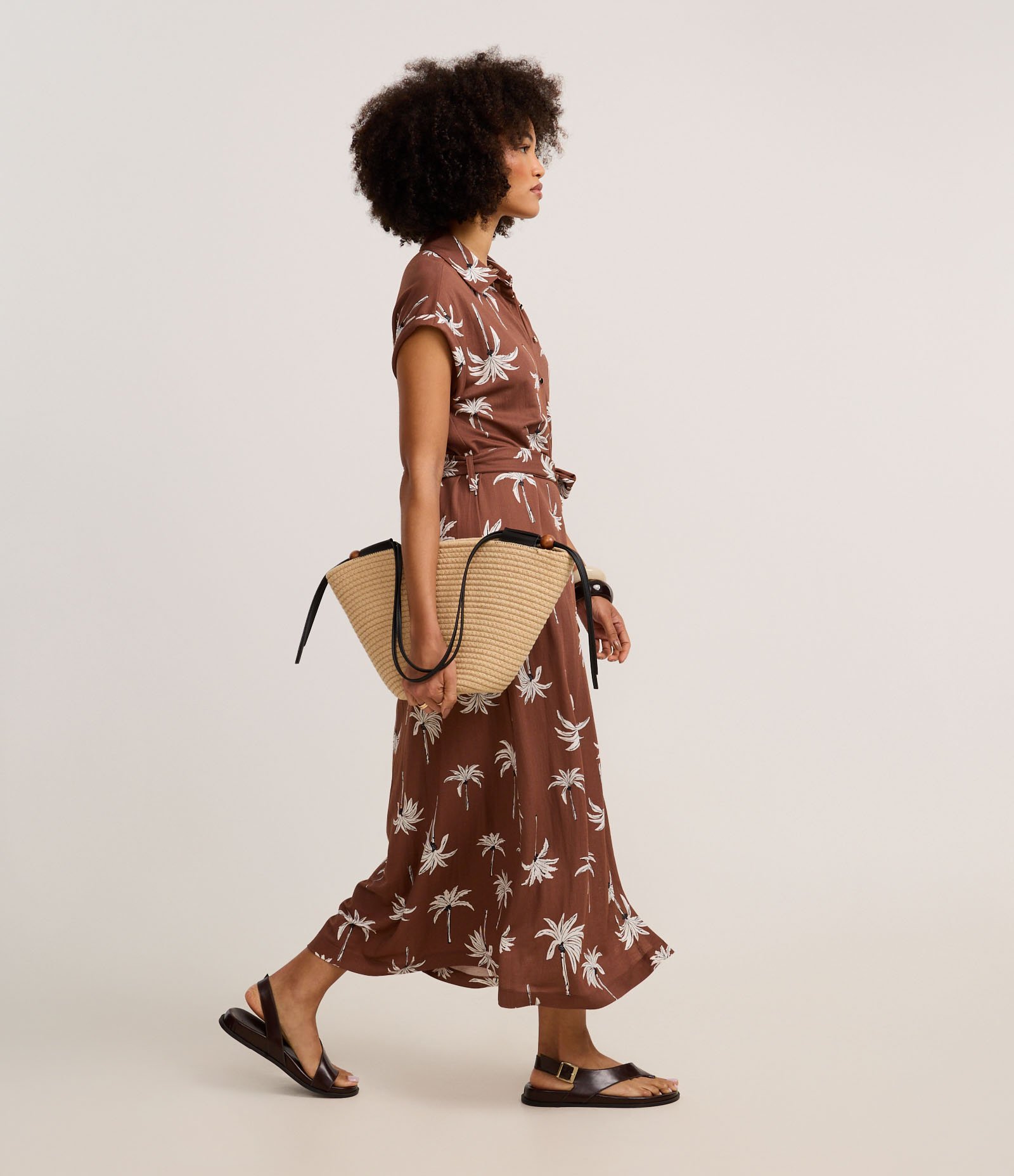 Vestido Chemise New Midi  em Viscose com Estampa Coqueiros Marrom 4