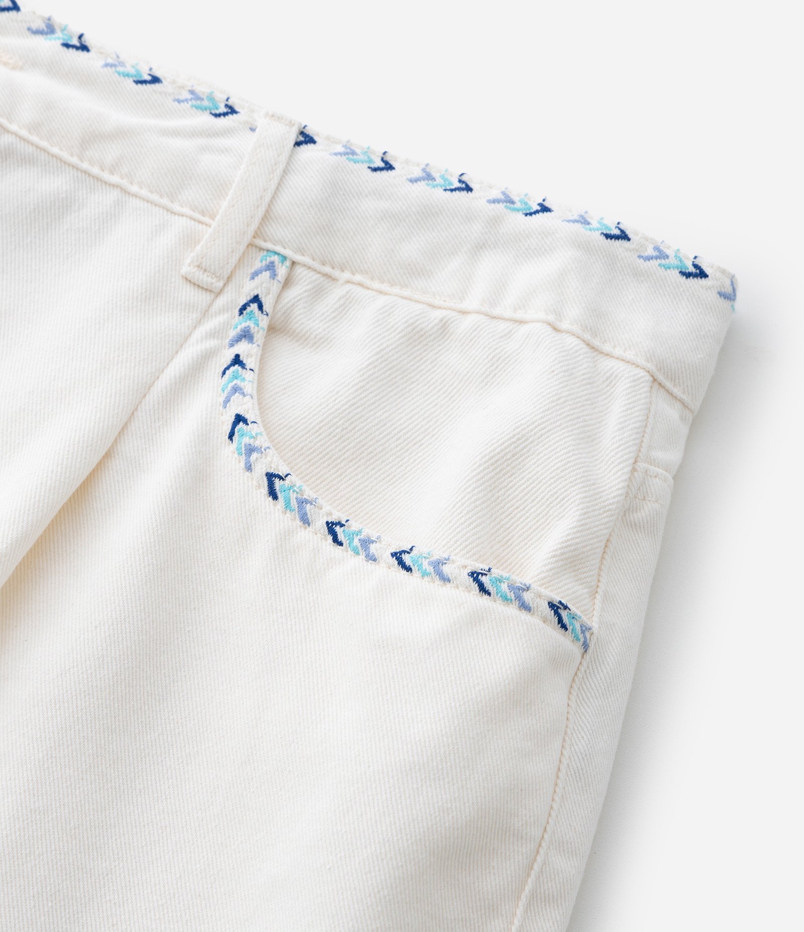 Short Mom em Sarja com Bordado Contrastante e Barra Dobrada Curve & Plus Size Off White 9