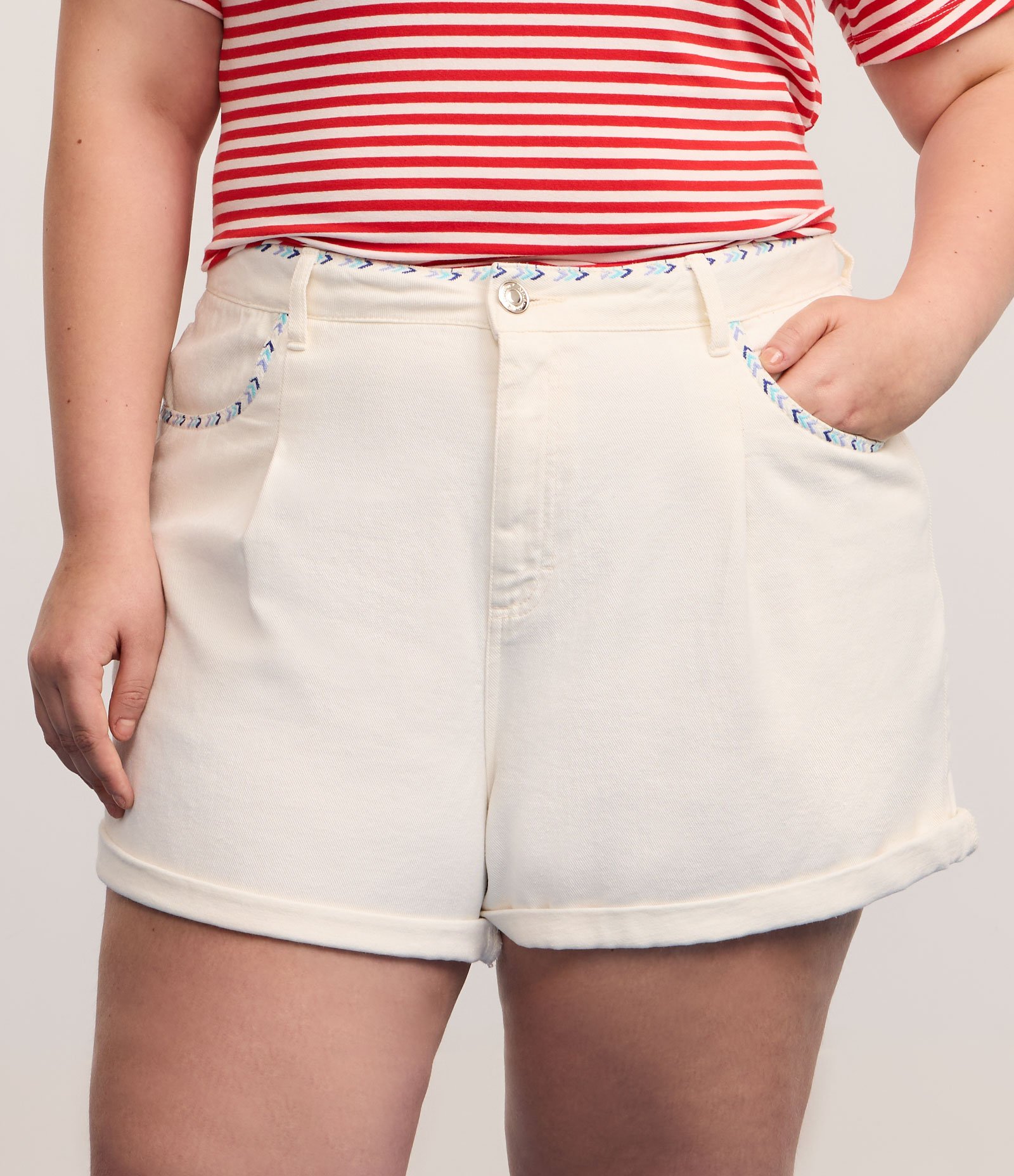 Short Mom em Sarja com Bordado Contrastante e Barra Dobrada Curve & Plus Size Off White 2