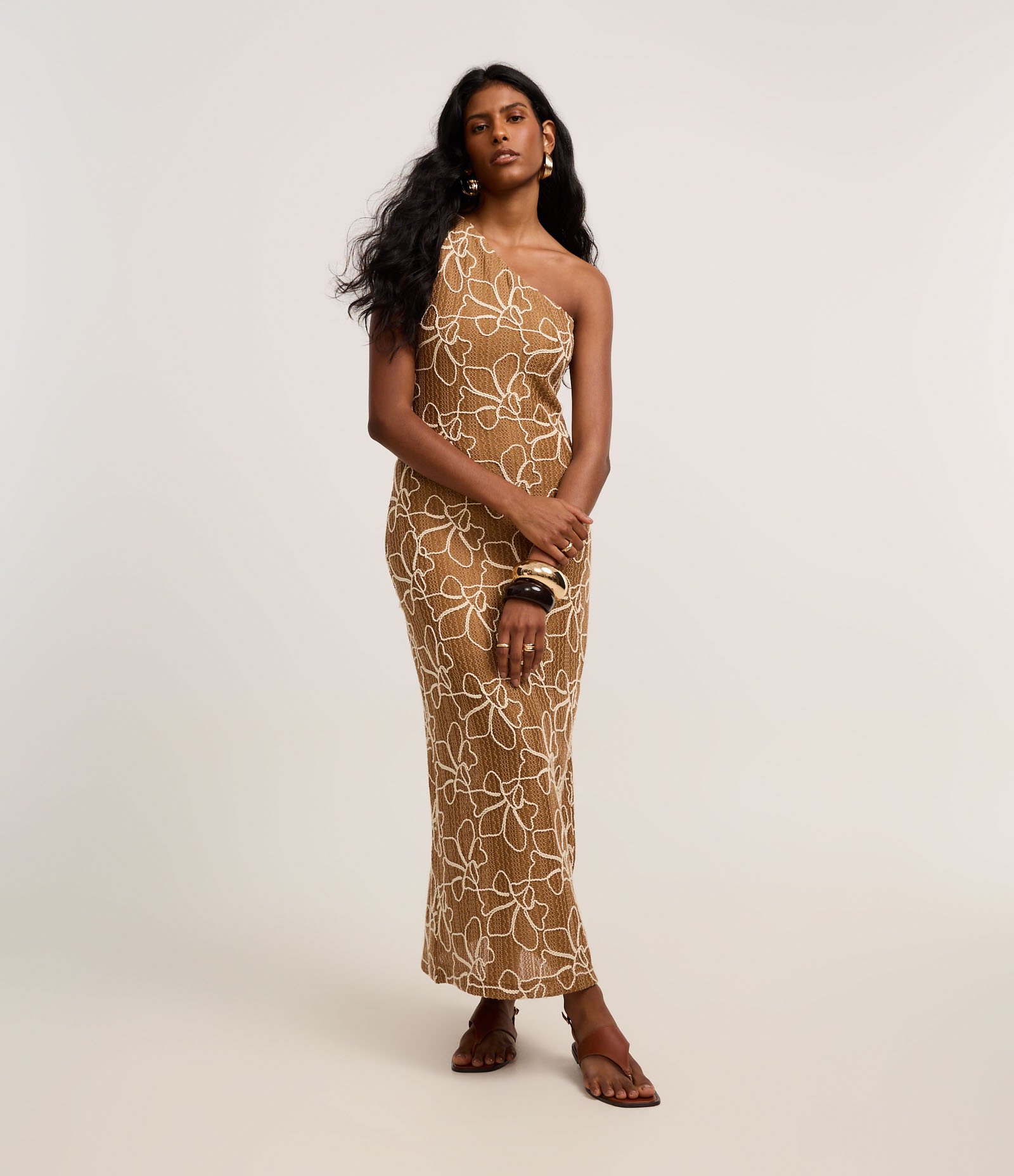 Vestido Long Midi Ombro Só em Renda com Cordas Aplicadas Marrom 1