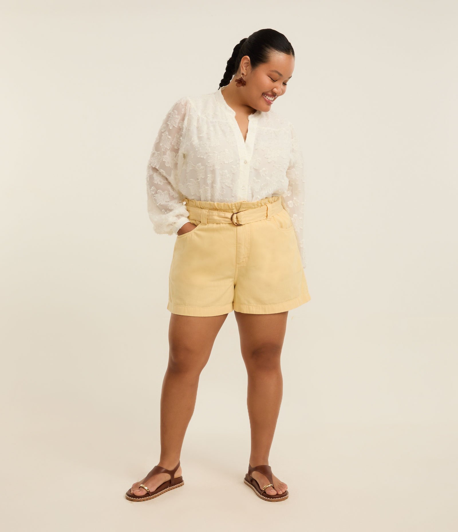 Short em Sarja com Cinto Curve & Plus Size Amarelo Manteiga 1