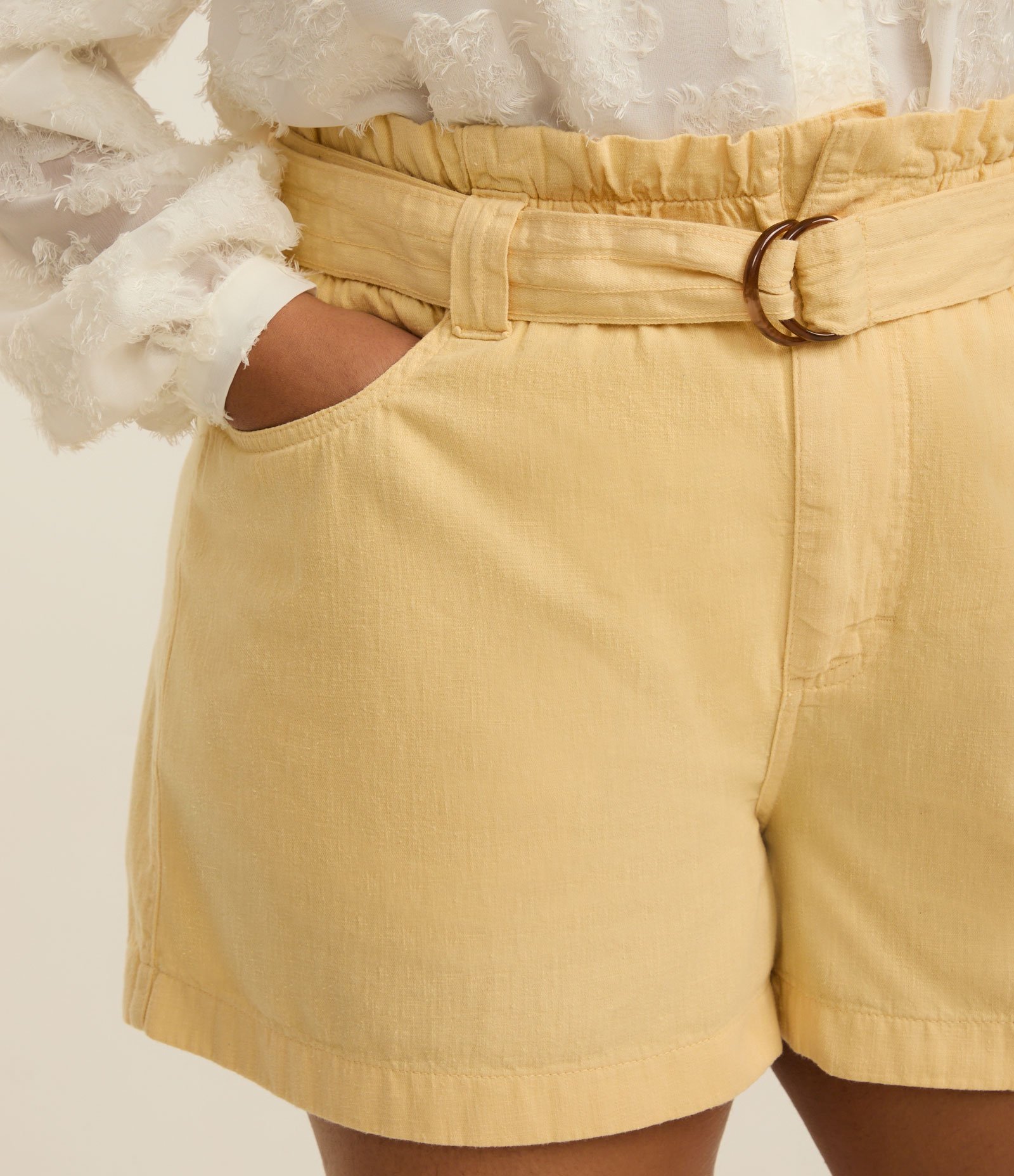 Short em Sarja com Cinto Curve & Plus Size Amarelo Manteiga 3