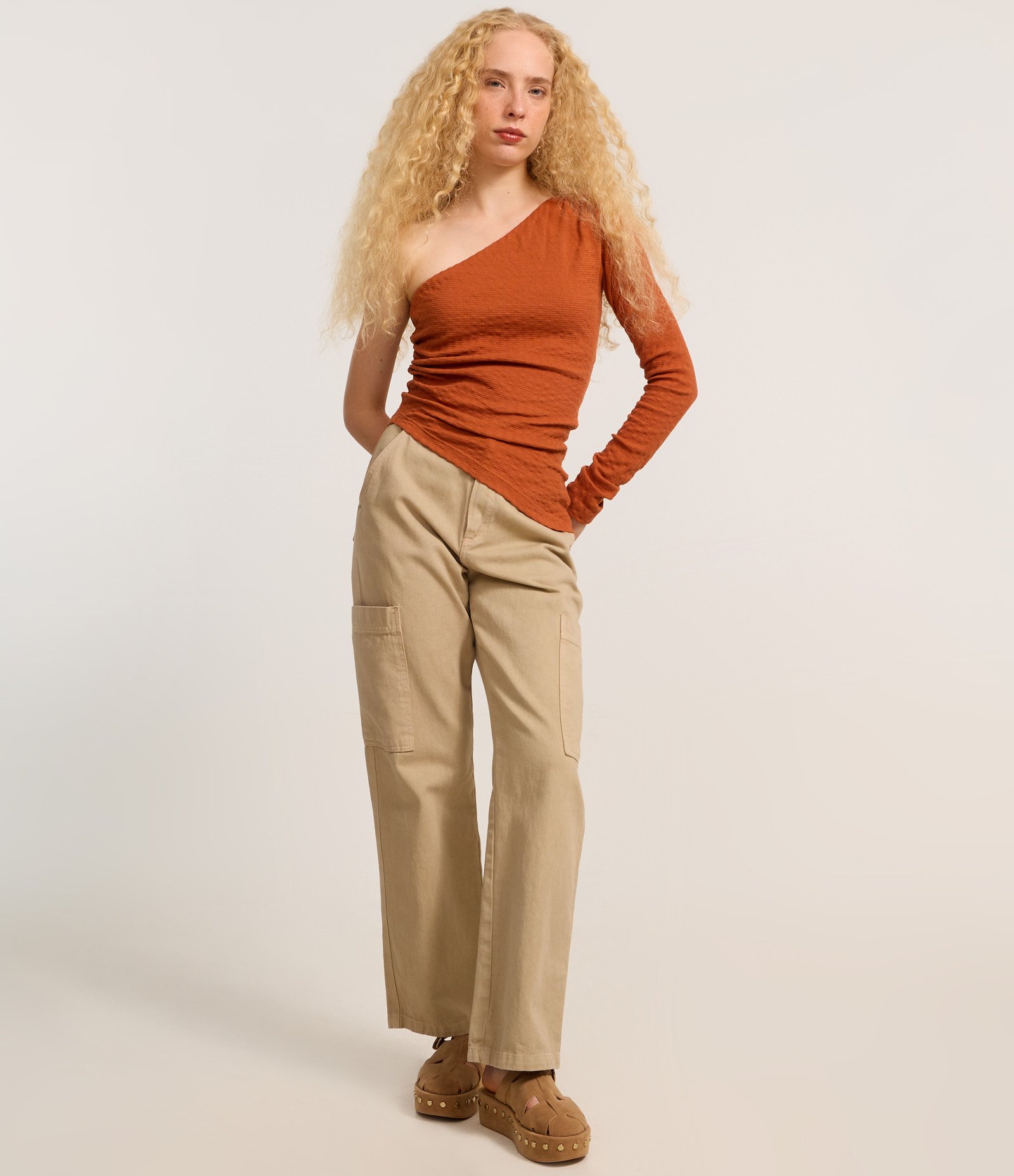 Blusa Texturizada com Um Ombro Só e Franzido no Ombro Marrom Caramelo 2