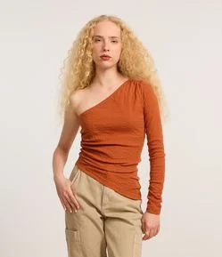 Blusa Texturizada com Um Ombro Só e Franzido no Ombro