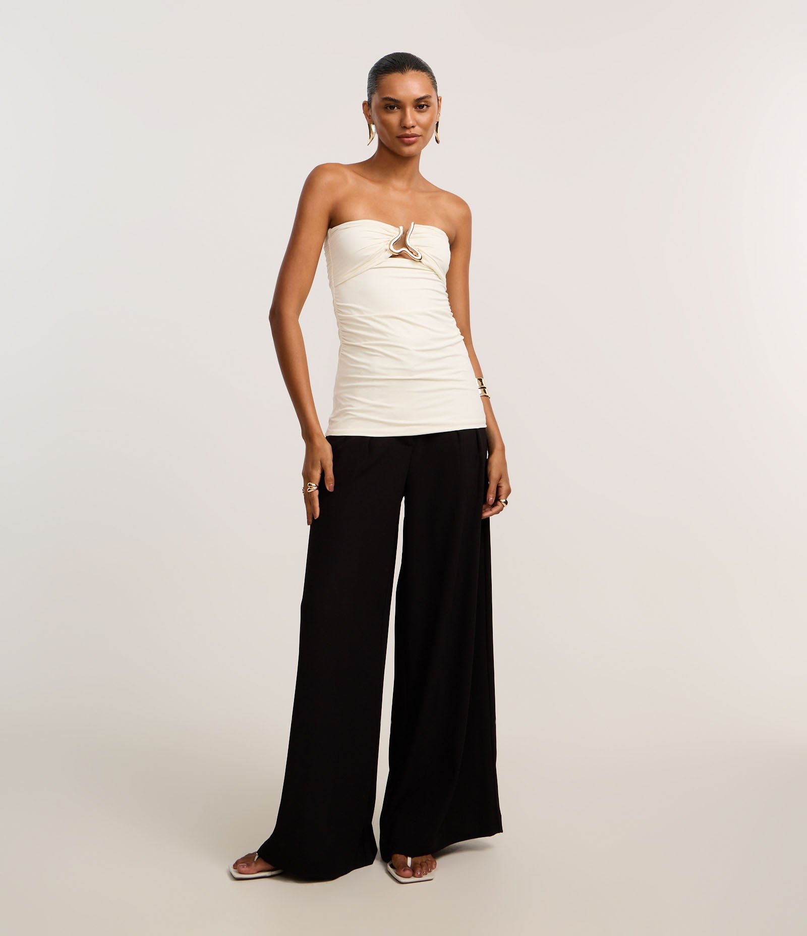 Blusa Sem Alça em Microfibra com Aviamento no Decote Off White 2