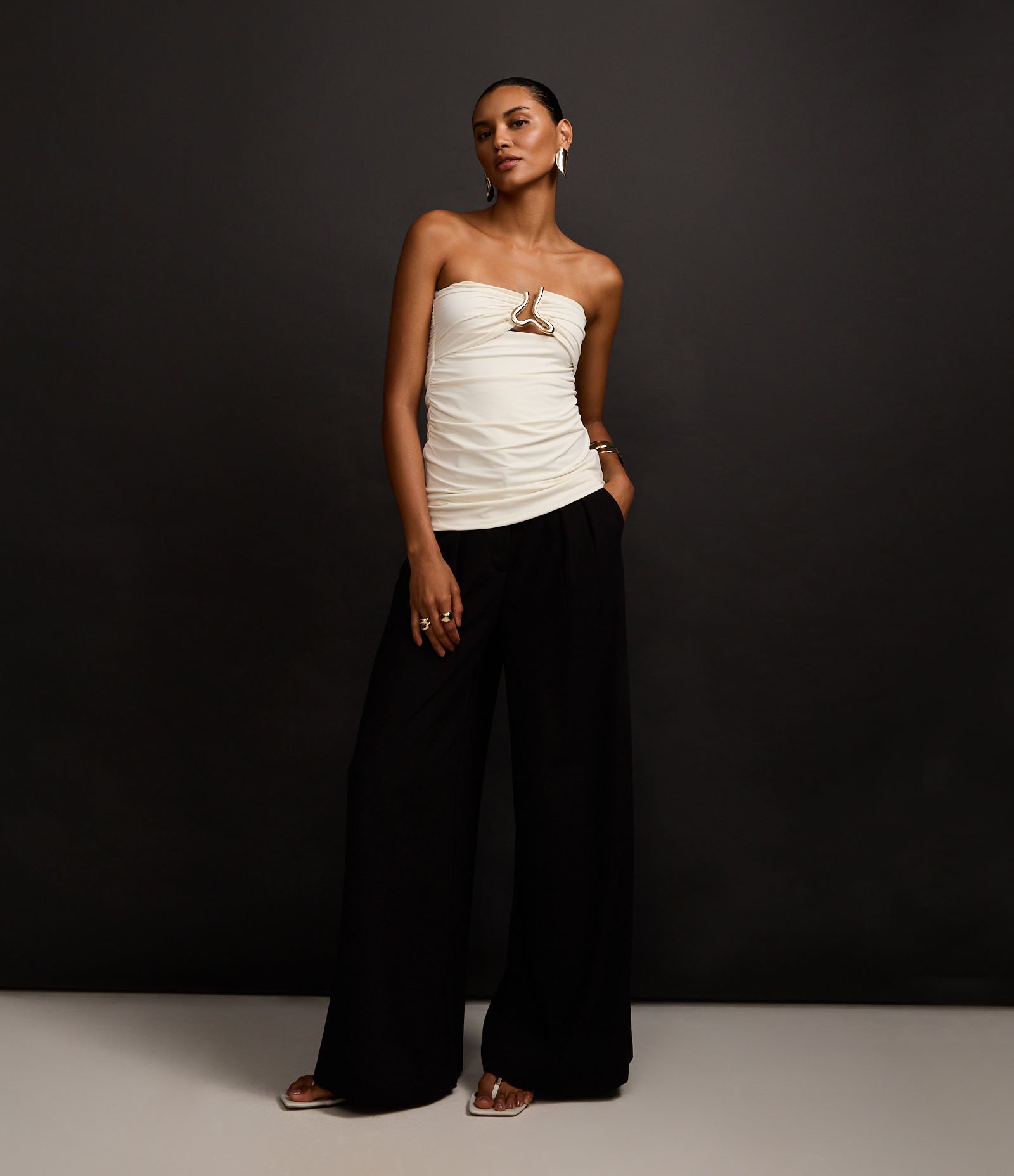 Blusa Sem Alça em Microfibra com Aviamento no Decote Off White 5