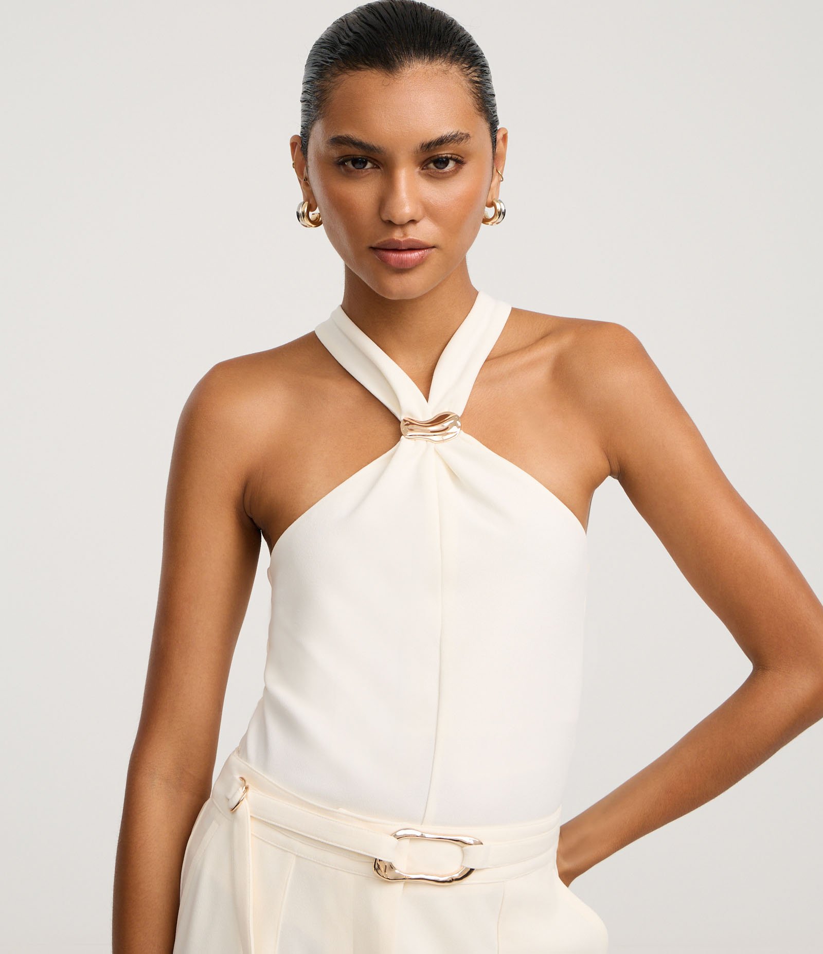 Blusa em Crepe com Aviamento e Franzido na Gola Halter Off White 1