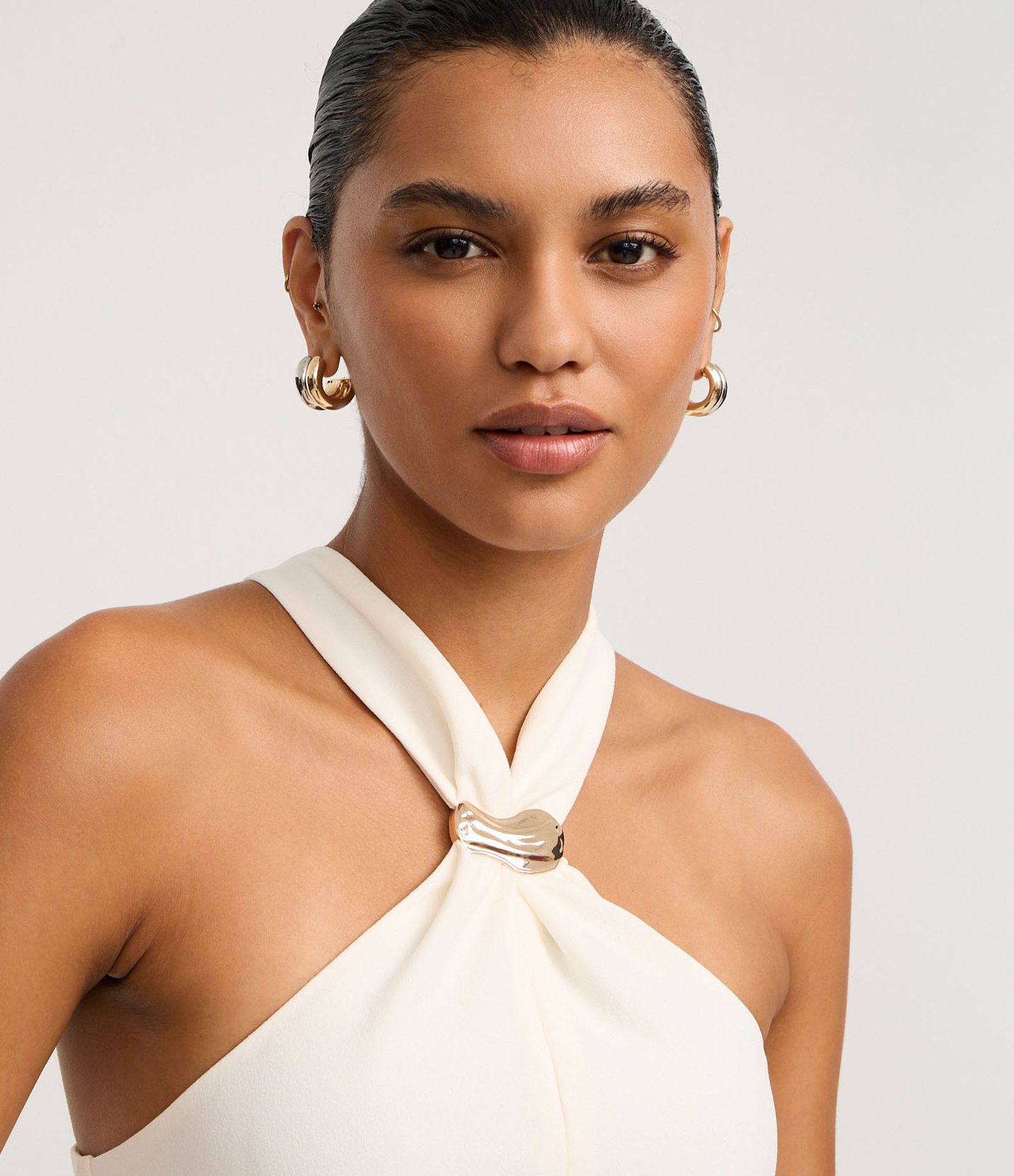 Blusa em Crepe com Aviamento e Franzido na Gola Halter Off White 3