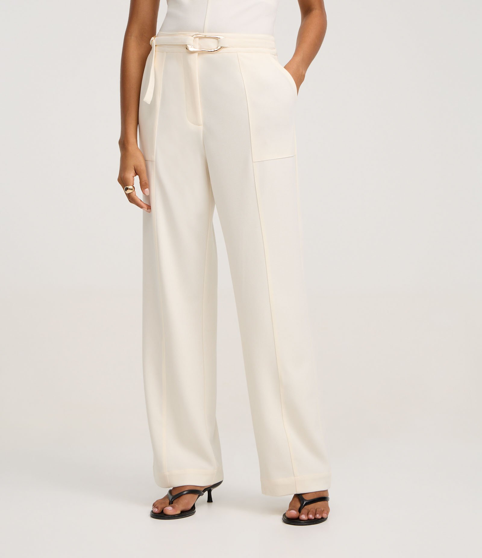 Calça Reta em Crepe com Cinto e Fivela Branco 3