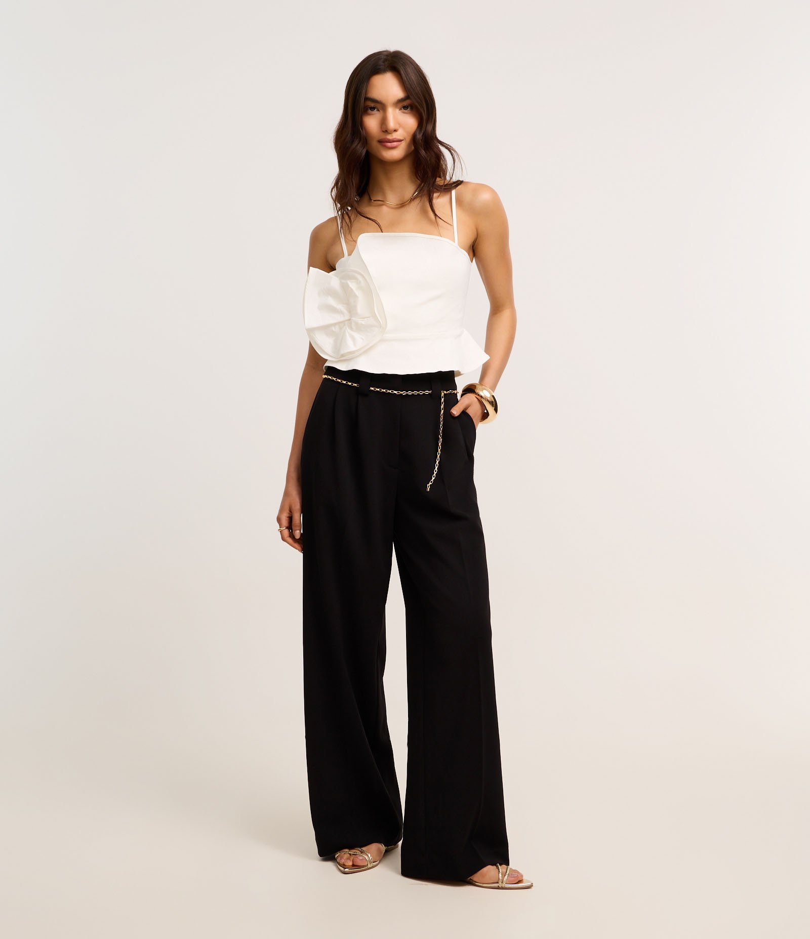 Calça Wide Leg em Crepe com Cinto Corrente Preto 1