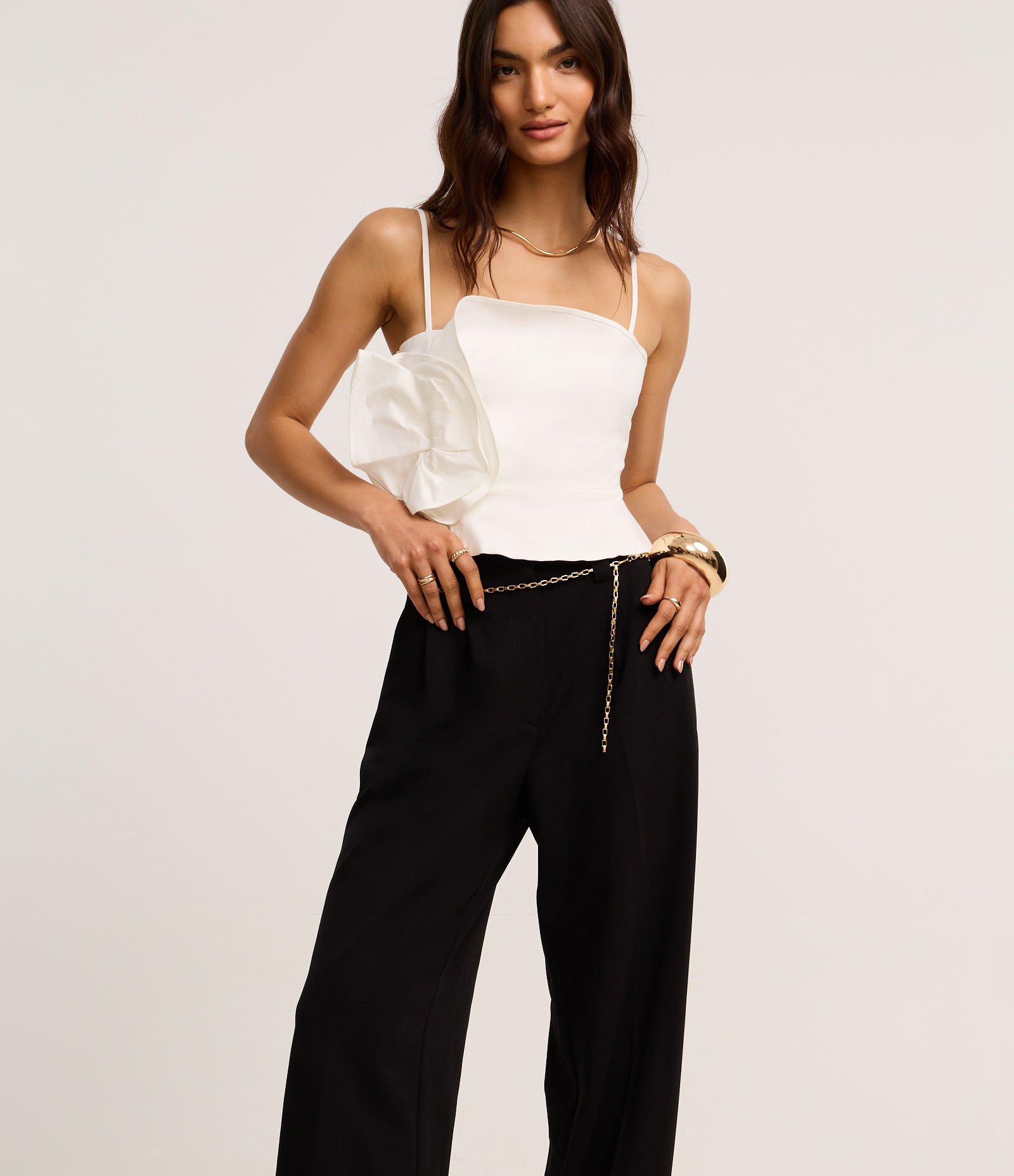 Calça Wide Leg em Crepe com Cinto Corrente Preto 2