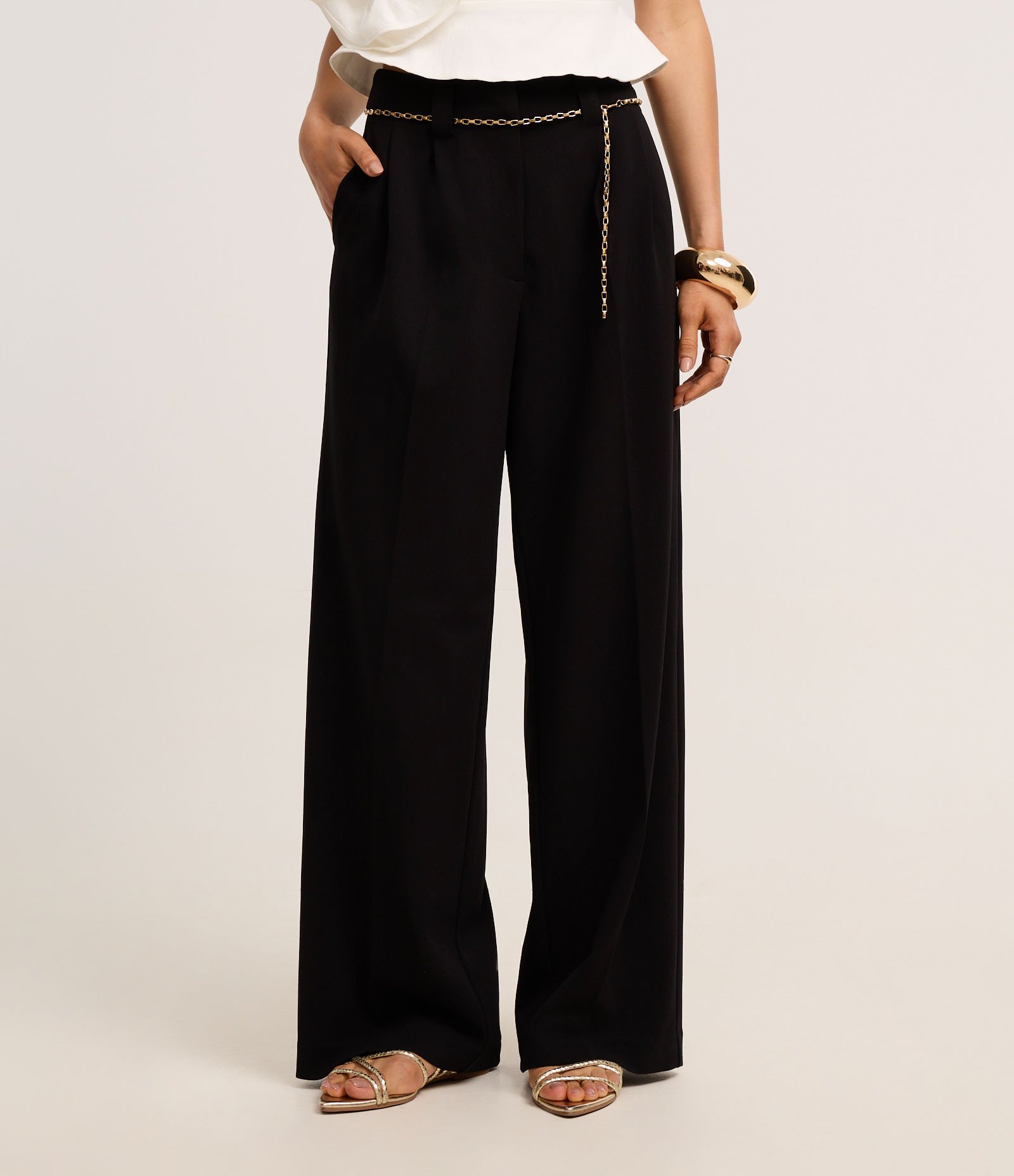 Calça Wide Leg em Crepe com Cinto Corrente Preto 3