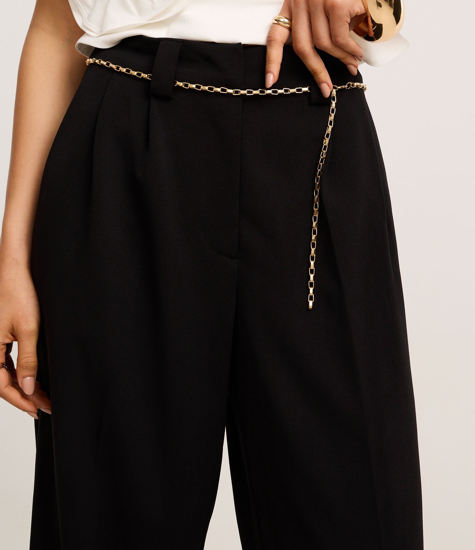 Calça Wide Leg em Crepe com Cinto Corrente Preto 4