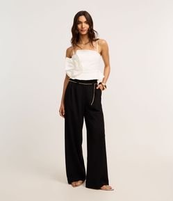 Calça Wide Leg em Crepe com Cinto Corrente