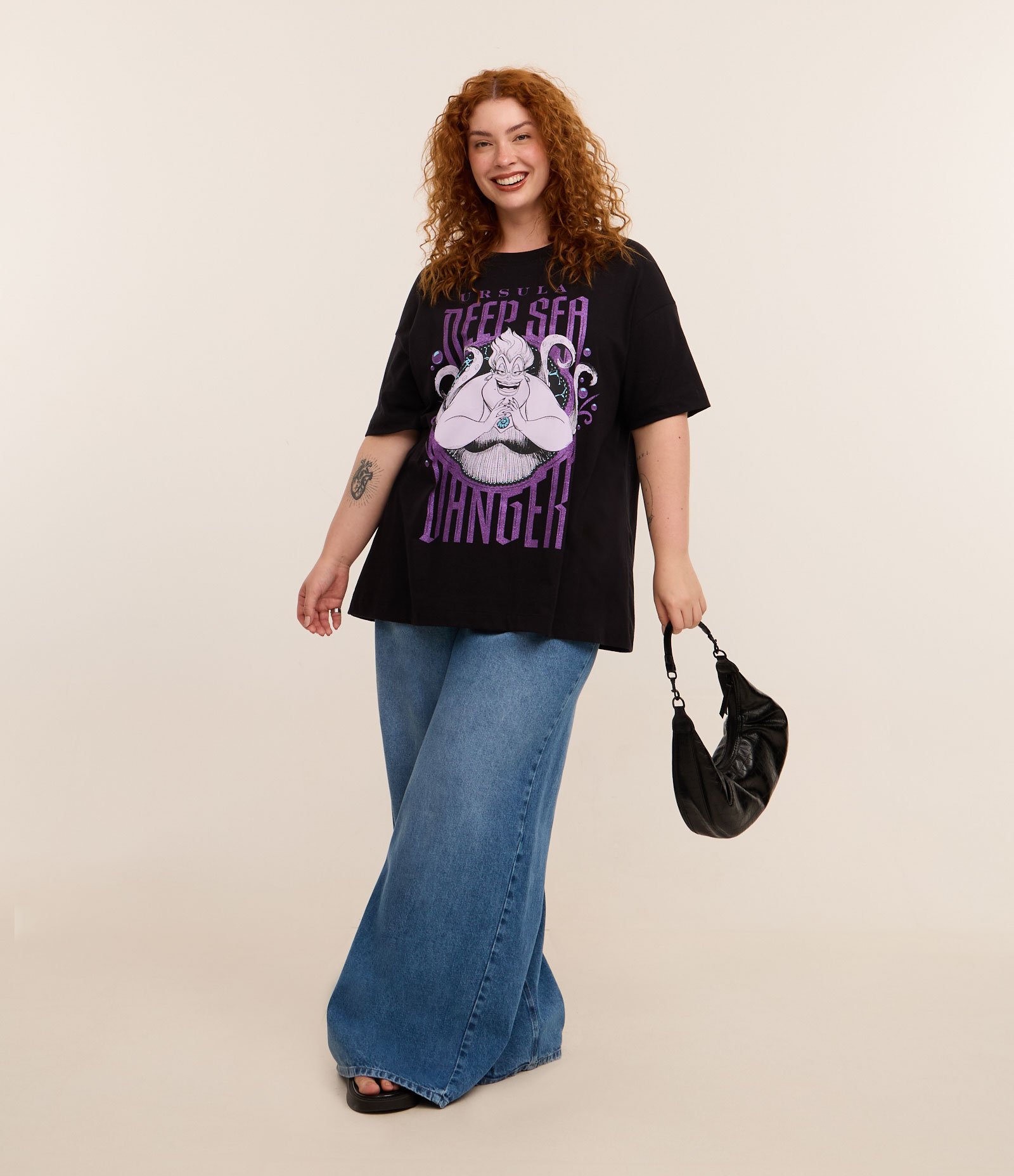 Camiseta Oversized Estampa Ursula Curve & Plus Size Preto 2