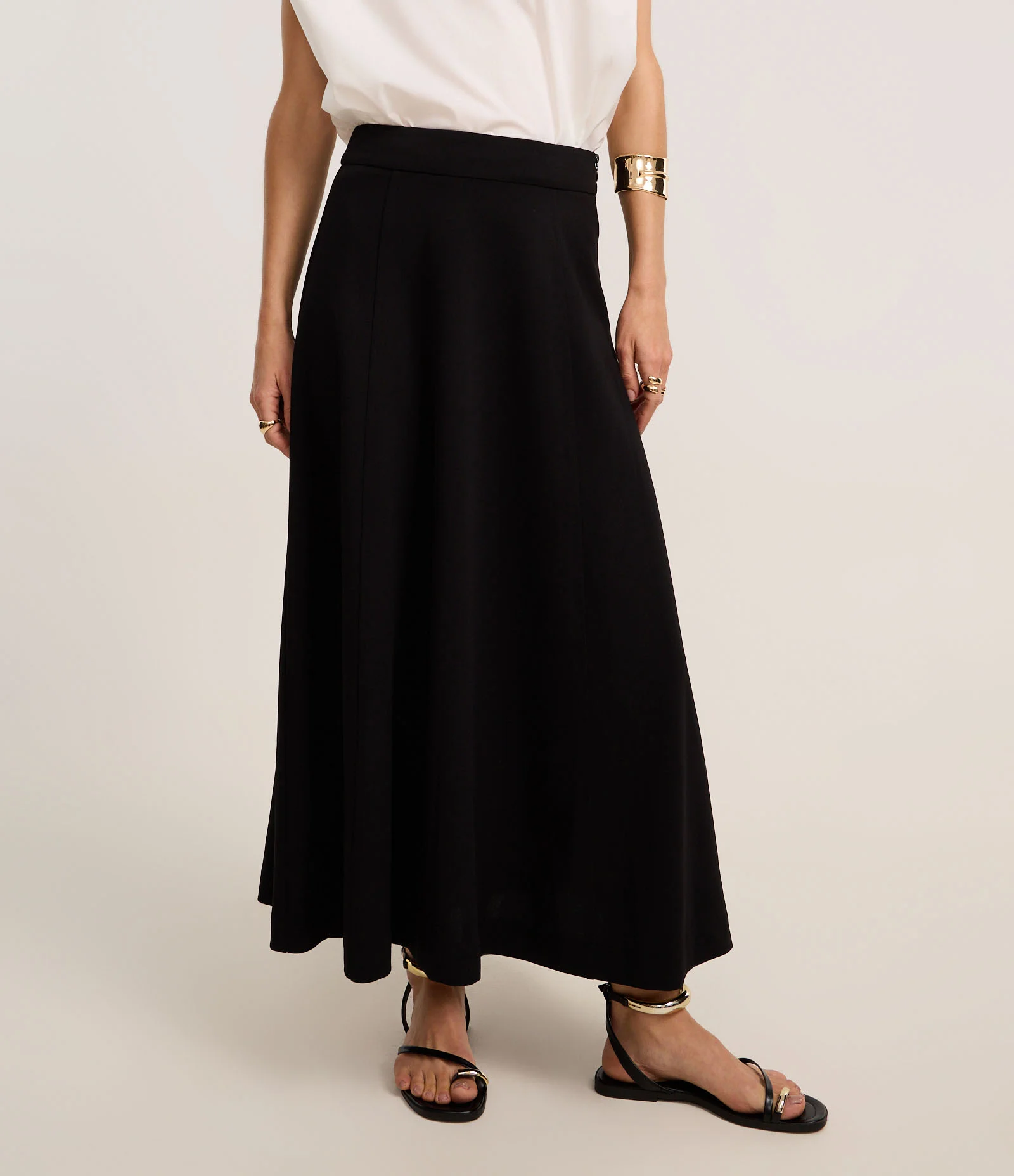 Saia Evasê Longa em Crepe com Zíper Invisível Preto 3