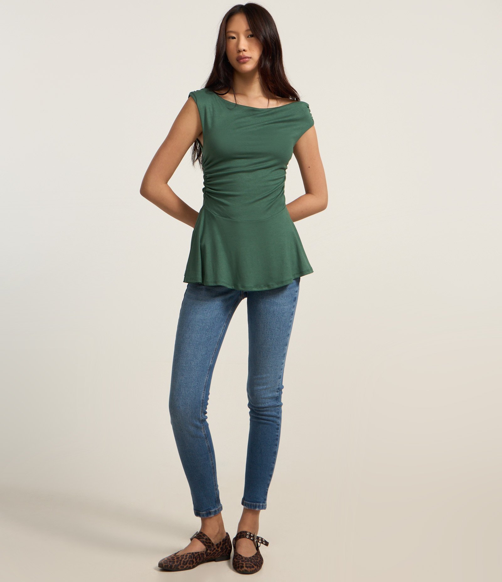Blusa em Ribana com Ombro Assimétrico e Barra Peplum Verde 2