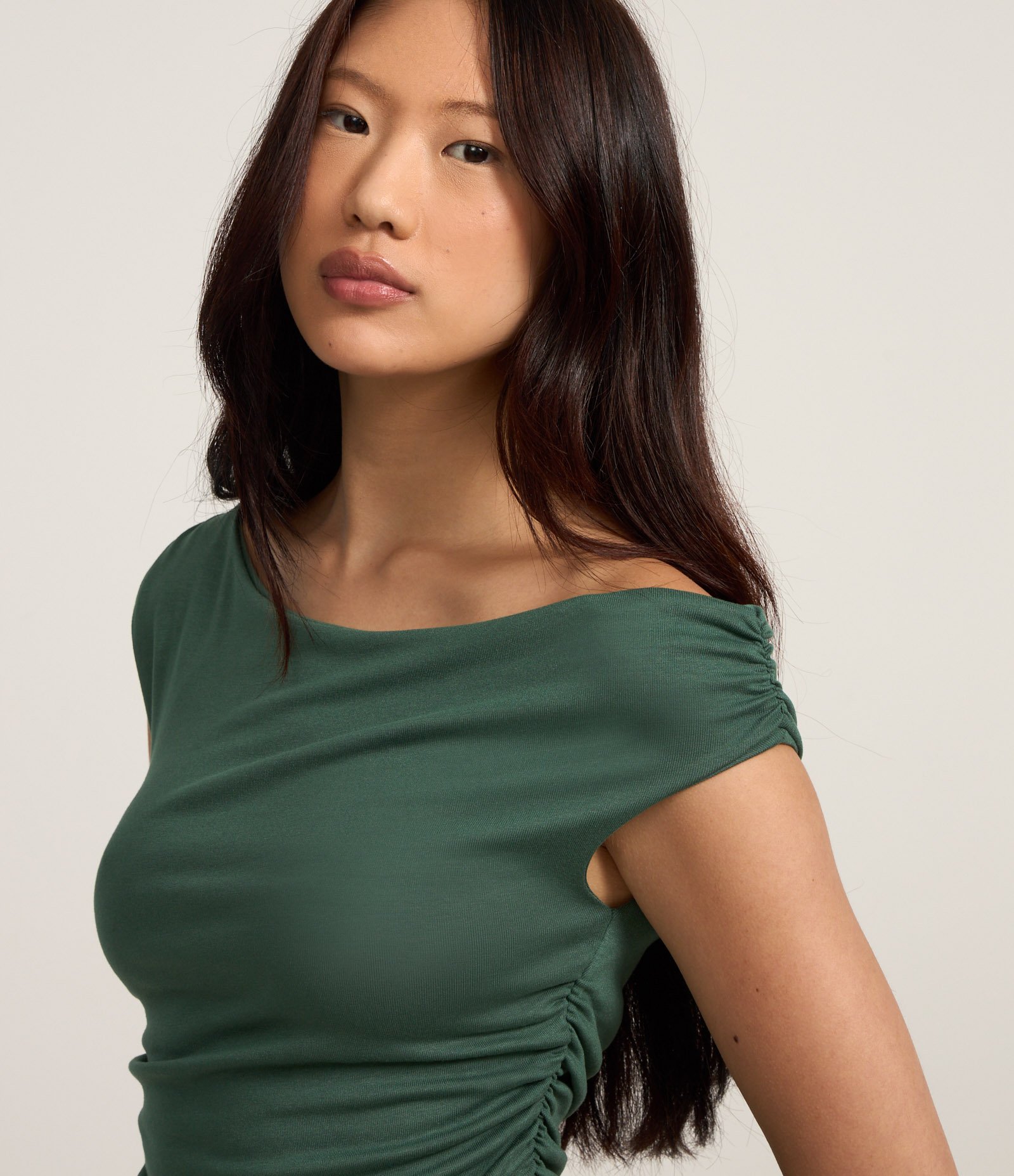 Blusa em Ribana com Ombro Assimétrico e Barra Peplum Verde 3