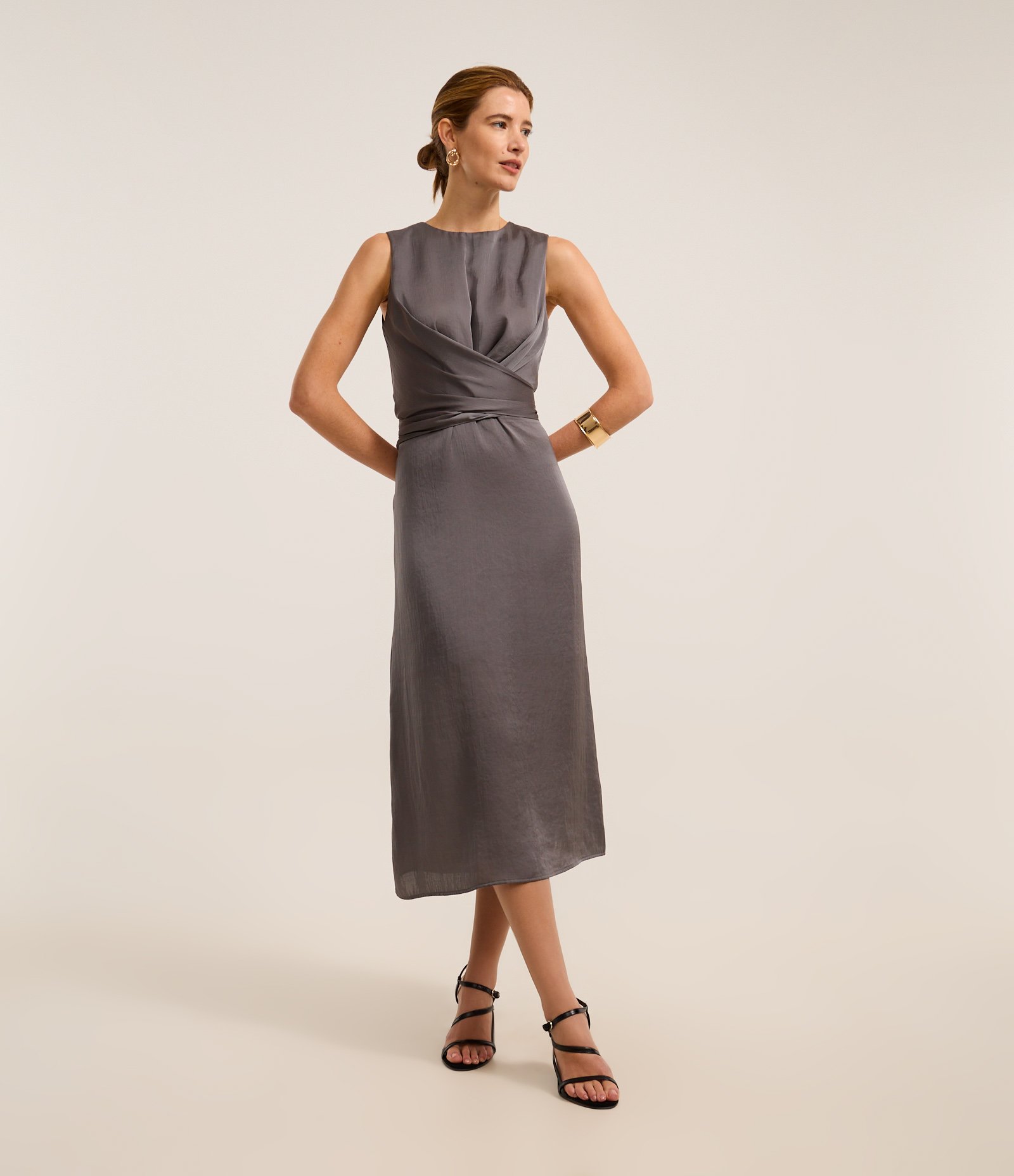 Vestido Midi em Cetim com Torcido Frontal e Laço nas Costas Cinza 2