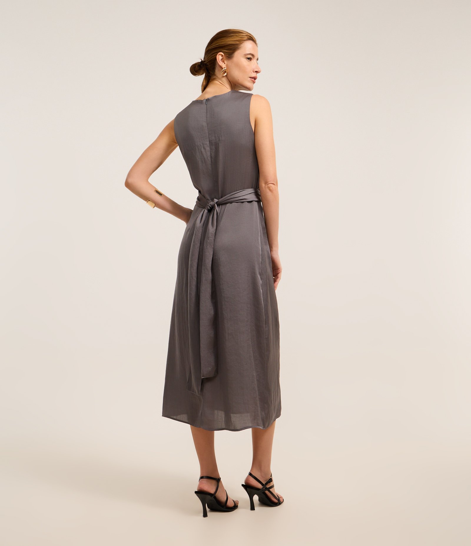 Vestido Midi em Cetim com Torcido Frontal e Laço nas Costas Cinza 3