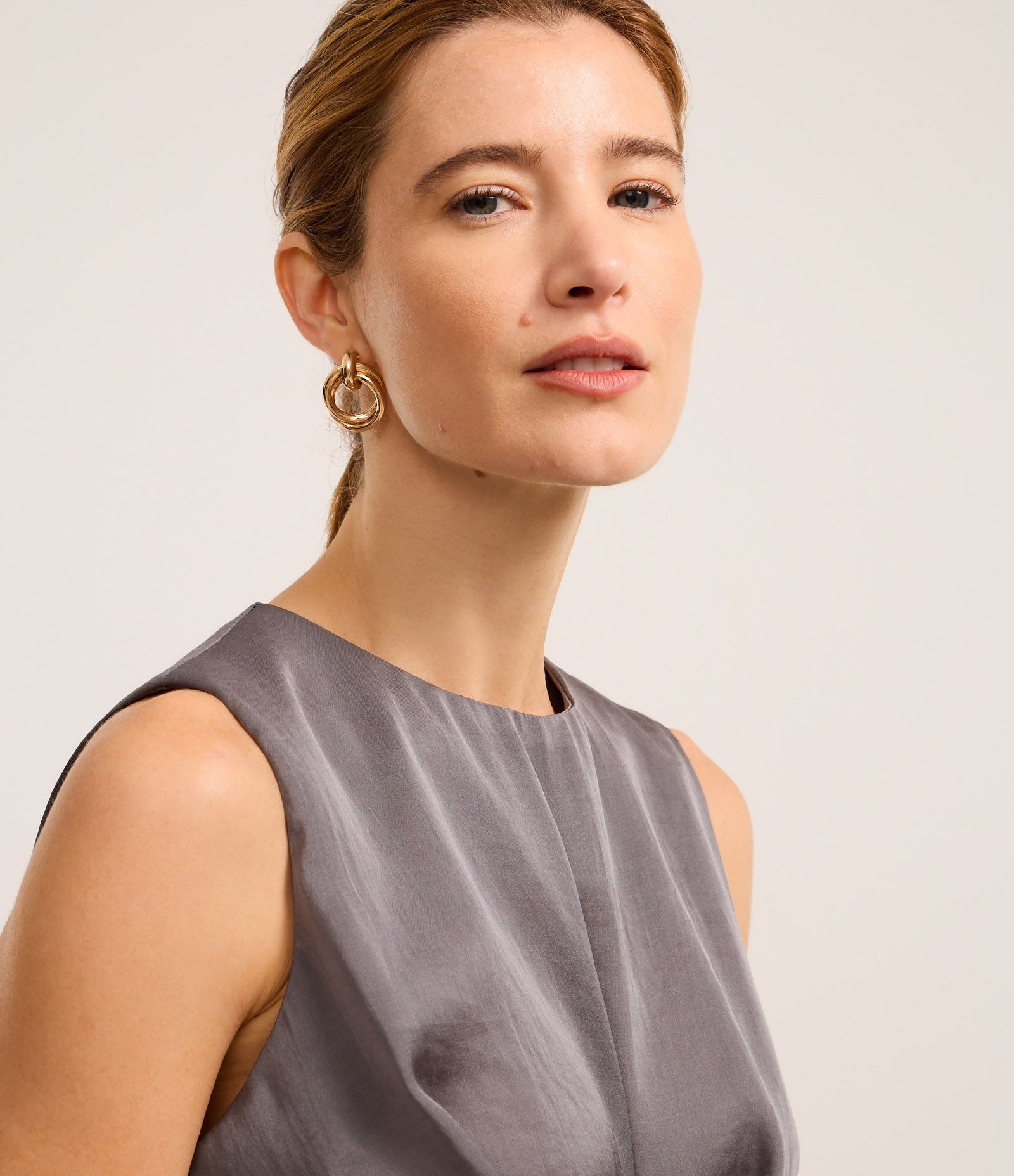 Vestido Midi em Cetim com Torcido Frontal e Laço nas Costas Cinza 5