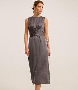 Vestido Midi em Cetim com Torcido Frontal e Laço nas Costas